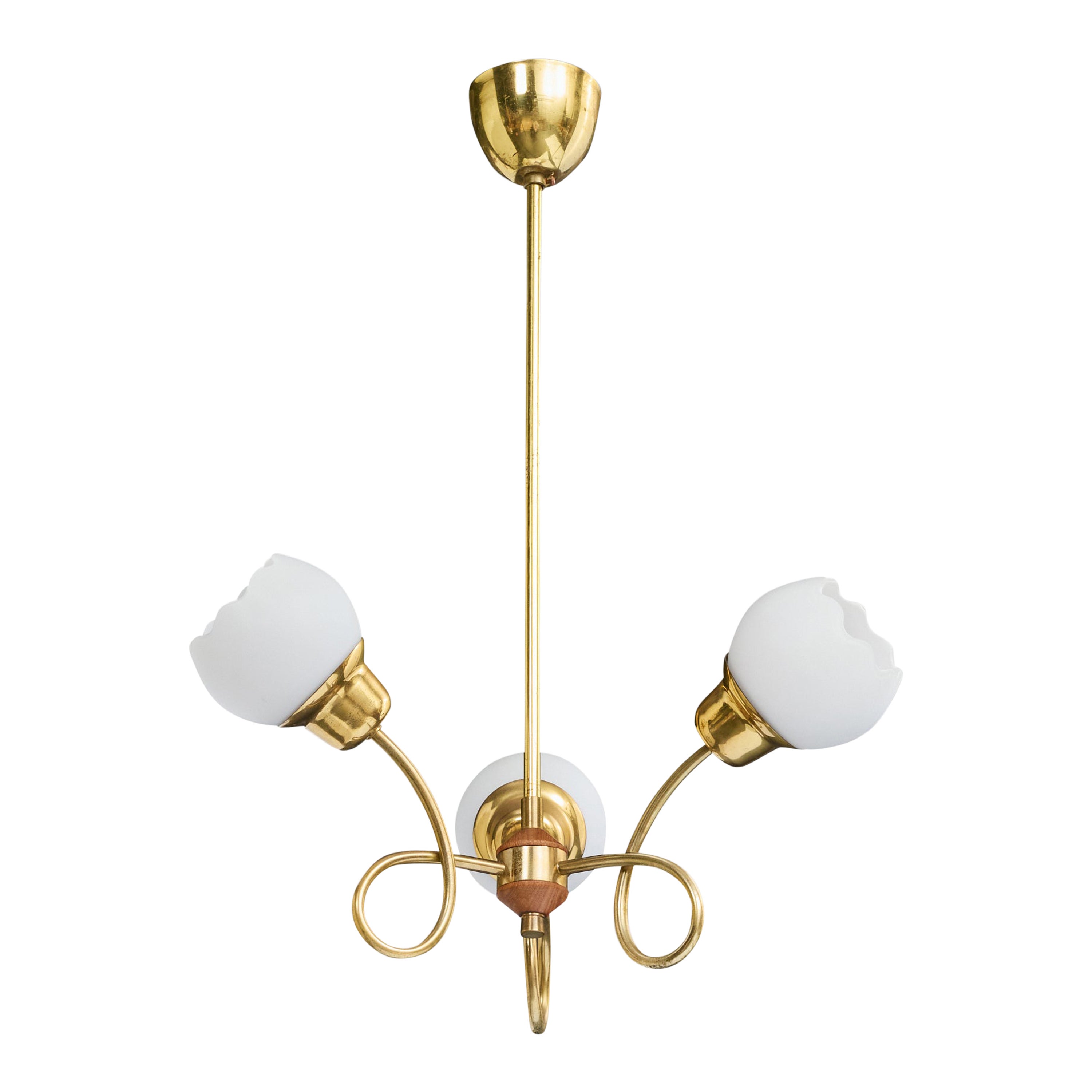 Designer suédois, lustre, laiton, bois, verre, Suède, années 1950