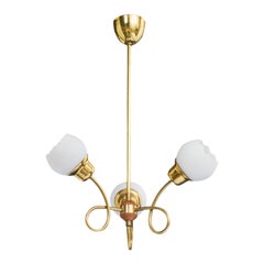 Designer suédois, lustre, laiton, bois, verre, Suède, années 1950