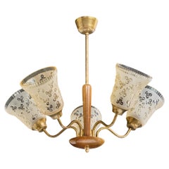 Designer suédois, lustre, laiton, bois, verre, Suède, années 1950