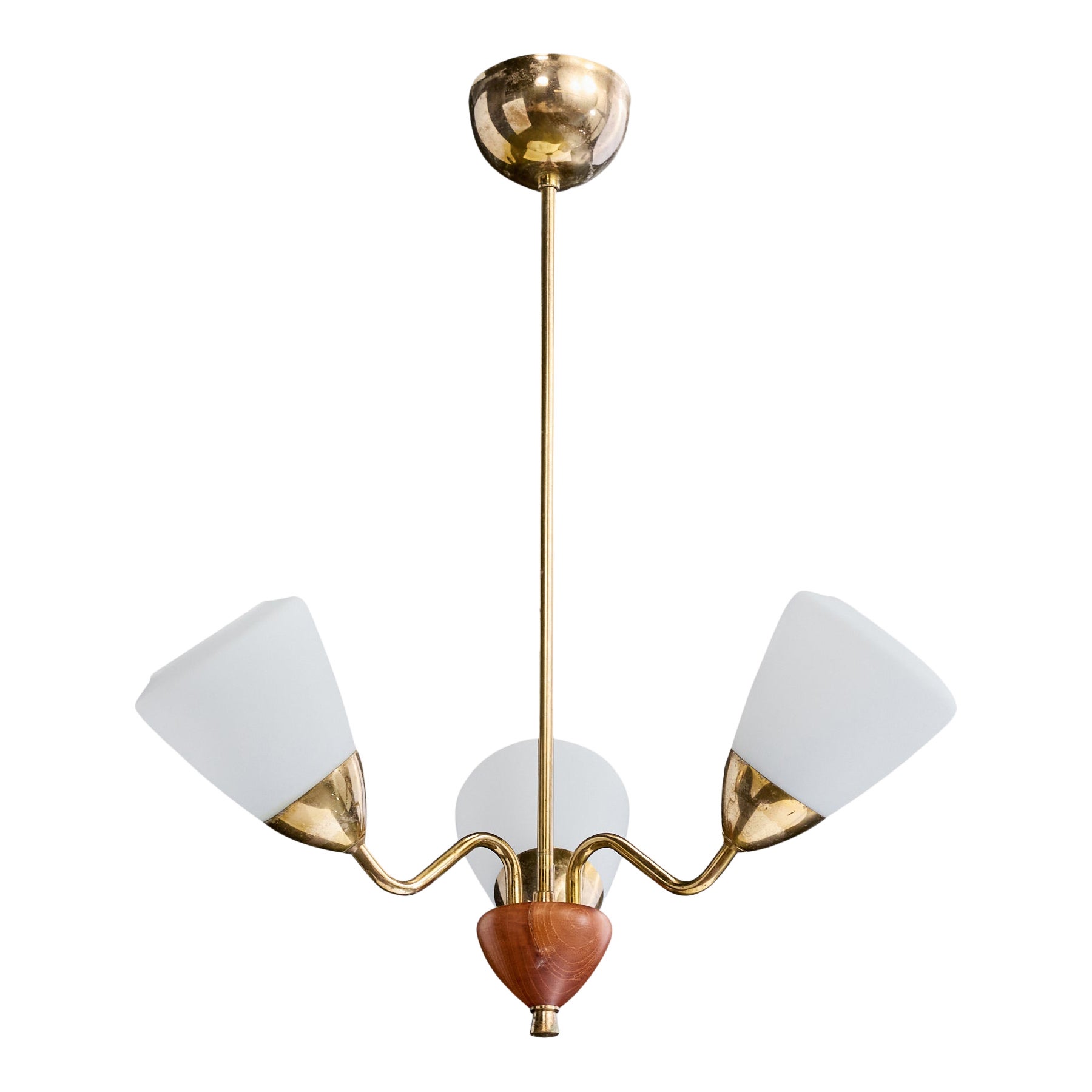 Designer suédois, lustre, laiton, bois, verre, Suède, années 1950