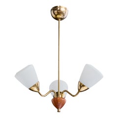 Designer suédois, lustre, laiton, bois, verre, Suède, années 1950
