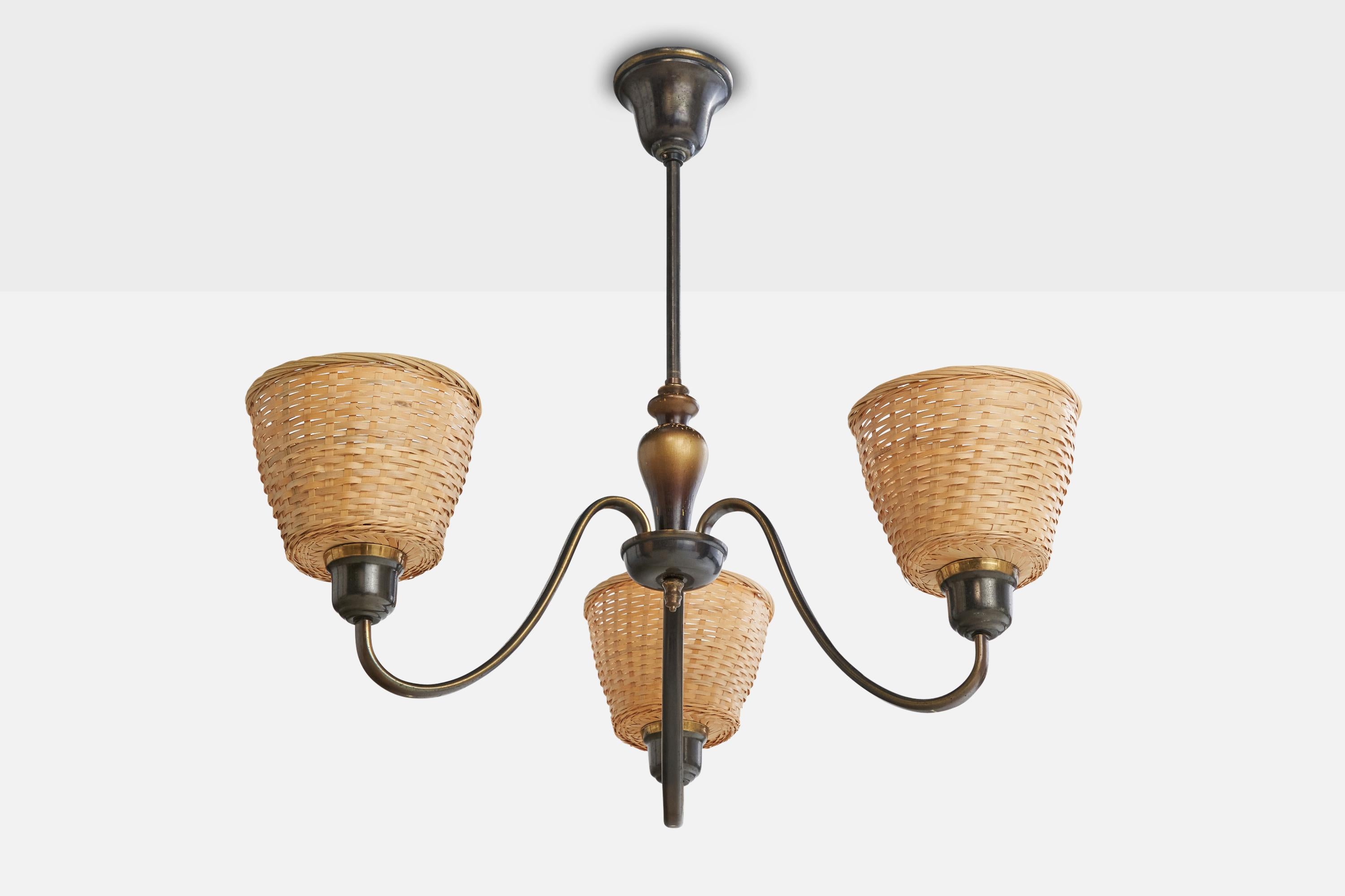 Lustre en laiton patiné, bois peint et rotin, conçu et produit en Suède, C.C.

Dimensions globales (pouces) : 23.75