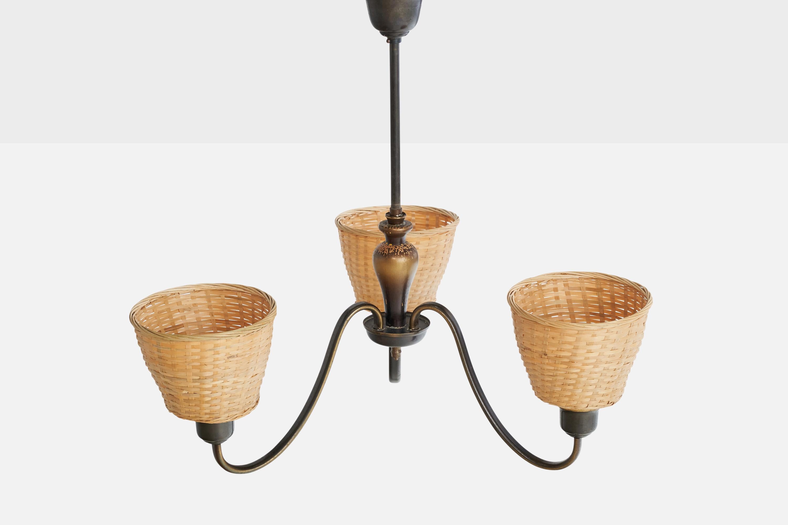Designer suédois, lustre, laiton, bois. Rattan, Suède, années 1930 Bon état - En vente à High Point, NC