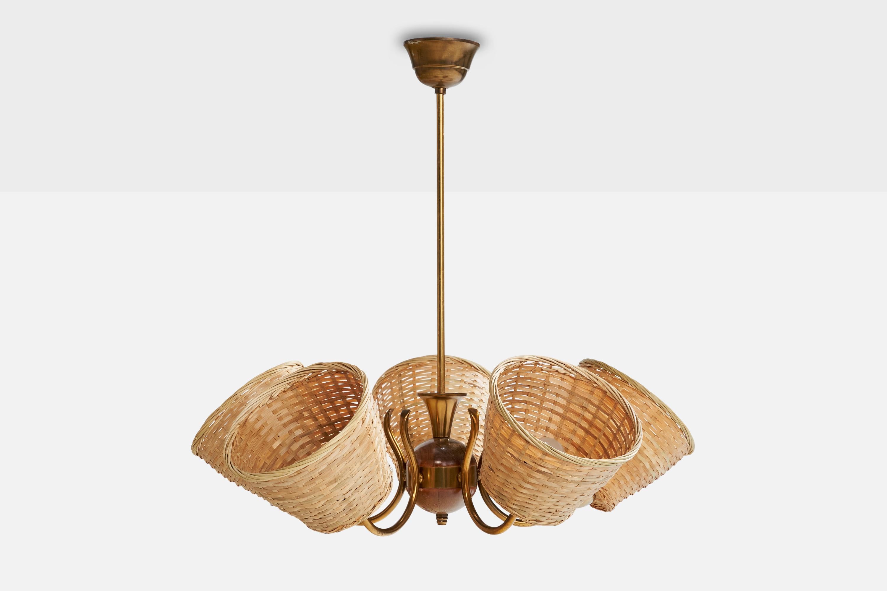 Scandinave moderne Designer suédois, lustre, laiton, bois, rotin, Suède, années 1940 en vente