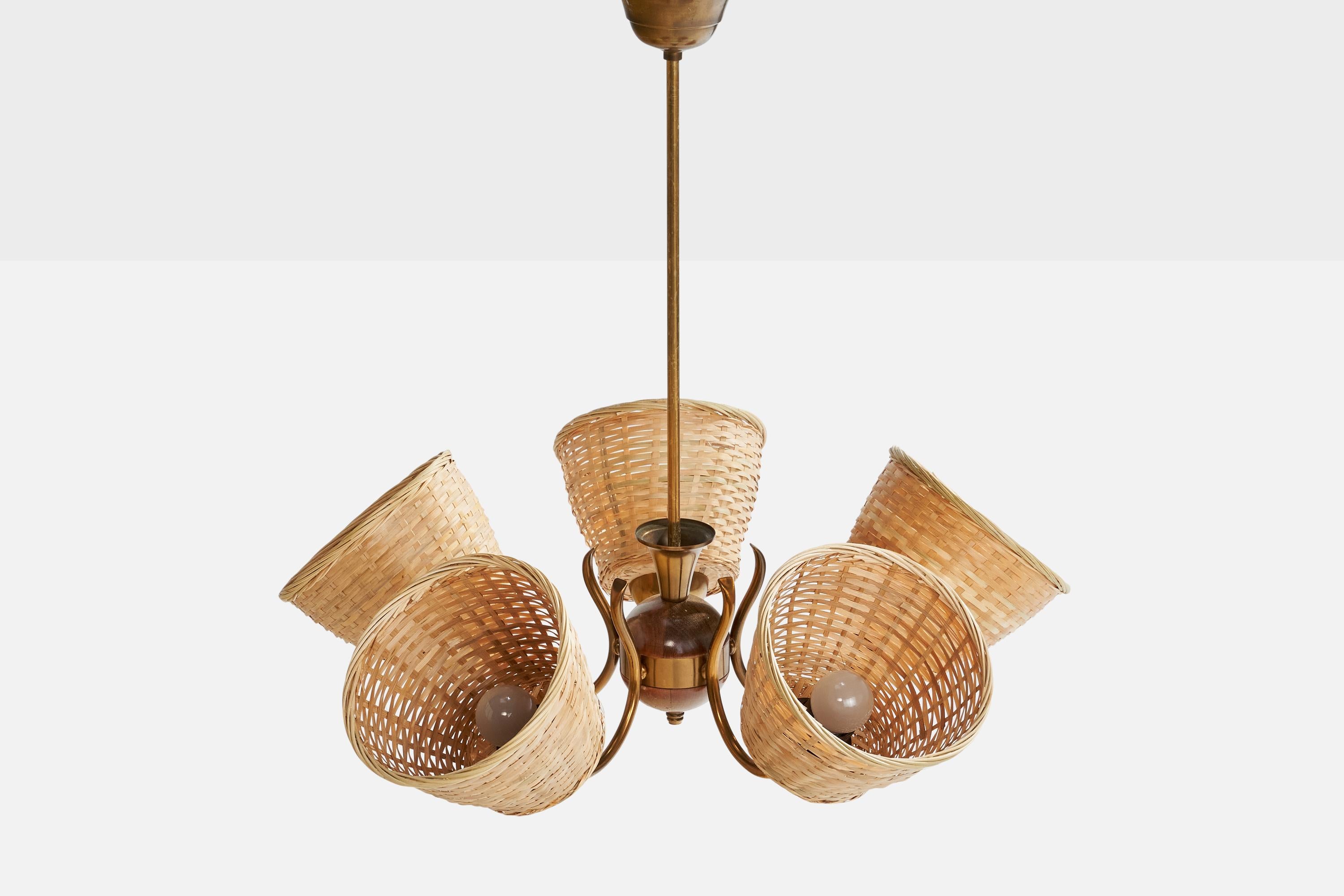 Suédois Designer suédois, lustre, laiton, bois, rotin, Suède, années 1940 en vente
