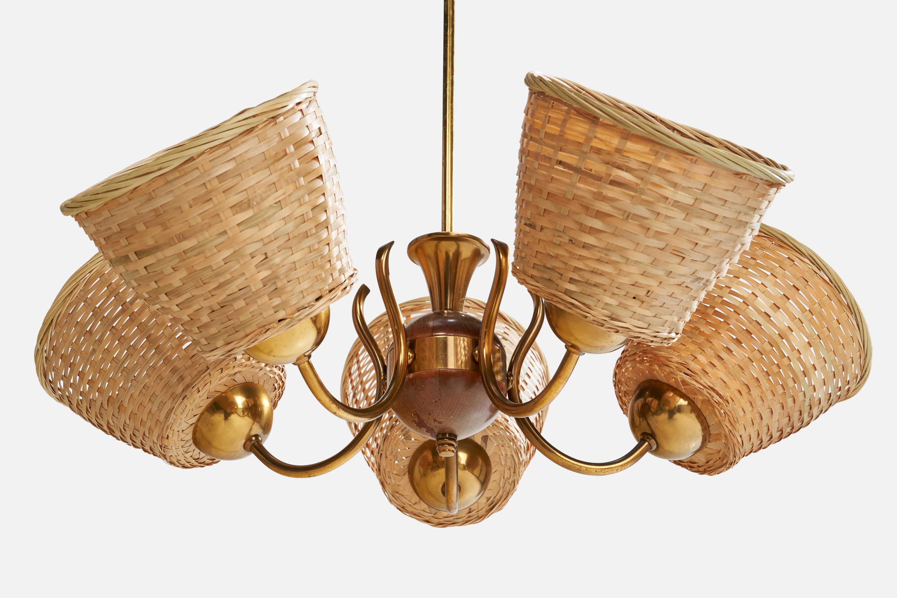 Designer suédois, lustre, laiton, bois, rotin, Suède, années 1940 Bon état - En vente à High Point, NC