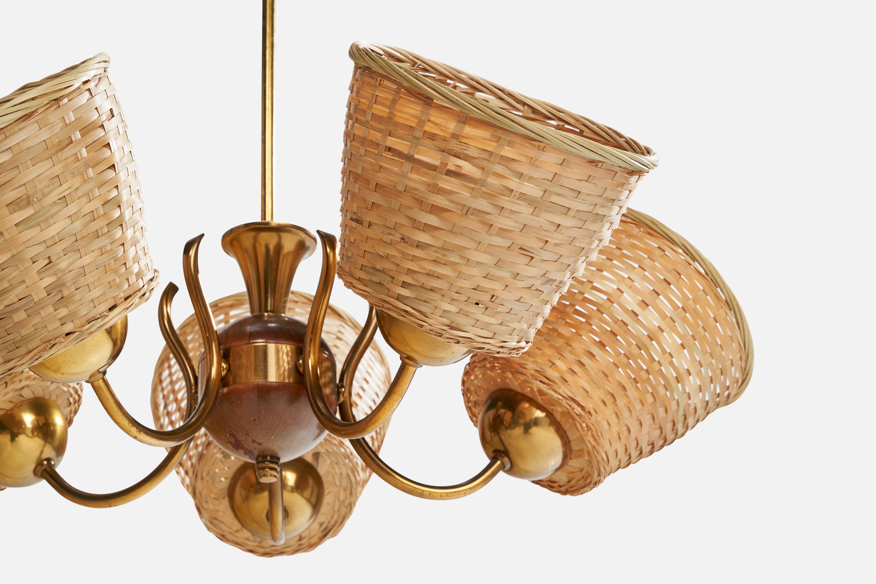 Milieu du XXe siècle Designer suédois, lustre, laiton, bois, rotin, Suède, années 1940 en vente