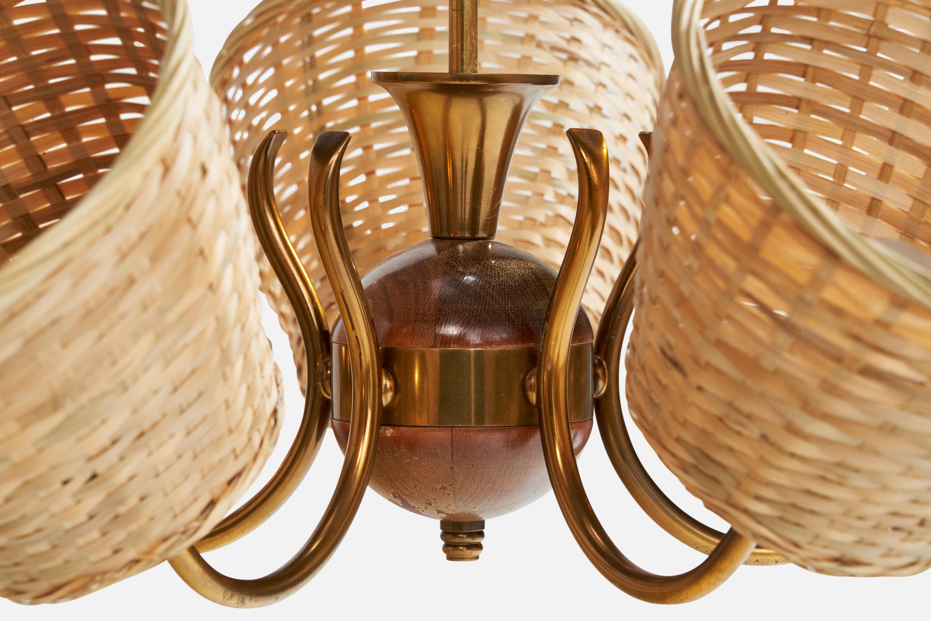 Designer suédois, lustre, laiton, bois, rotin, Suède, années 1940 en vente 1
