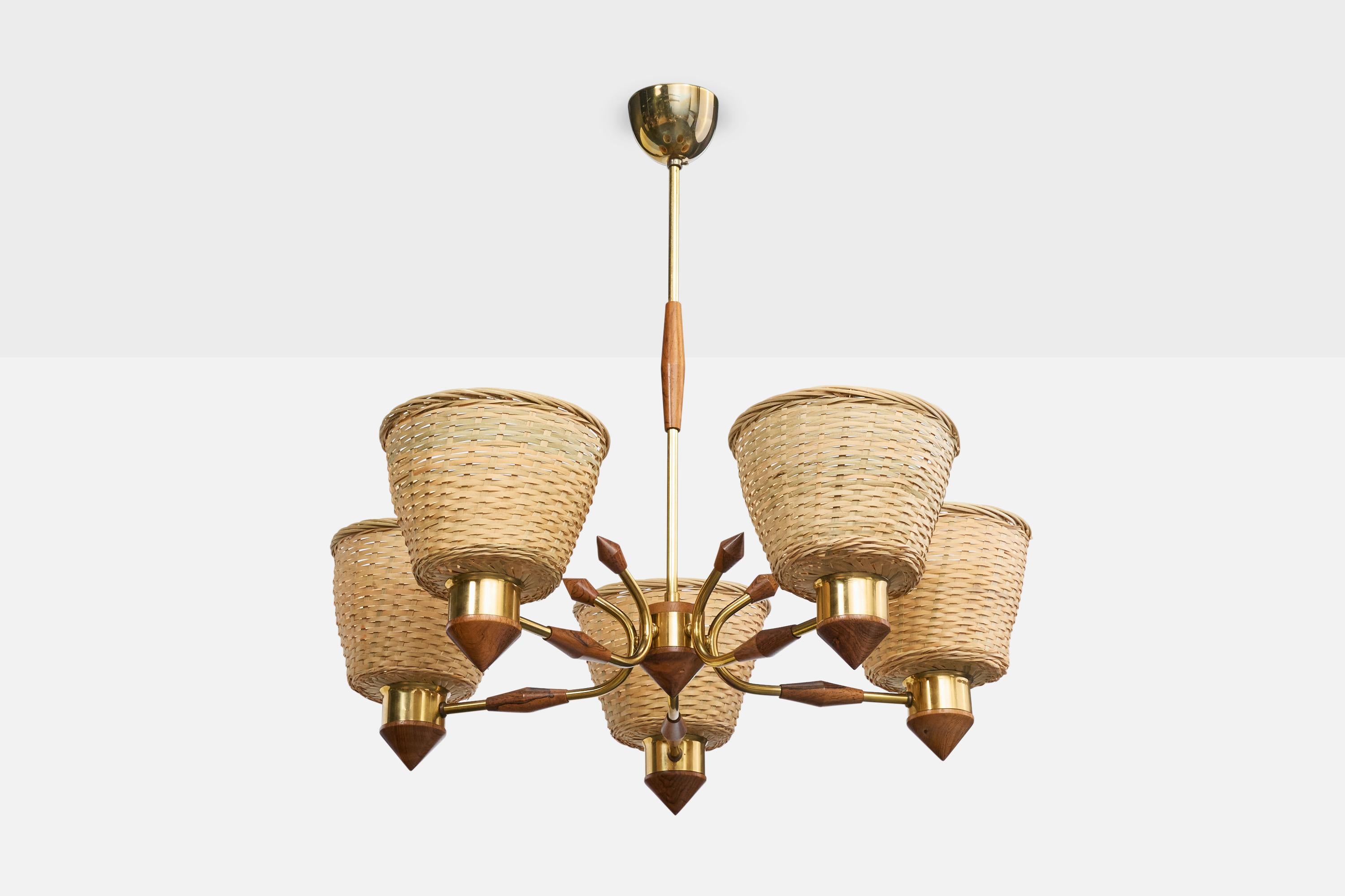 Lustre en bois, laiton et rotin conçu et produit en Suède, C.C.

Remplacement des abat-jour.

Dimensions globales (pouces) : 23.0 