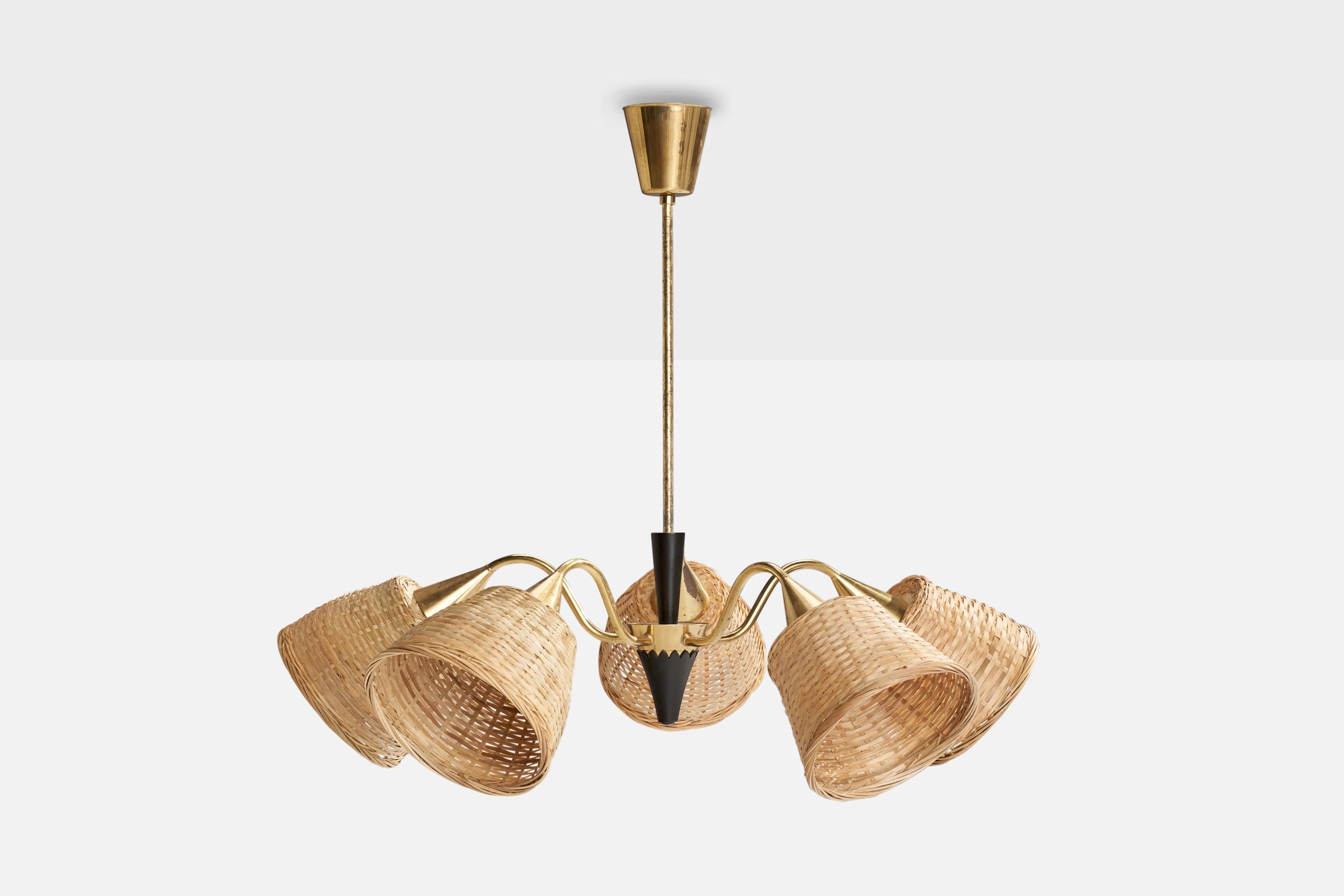 Scandinave moderne Designer suédois, lustre, laiton, bois, rotin, Suède, années 1950 en vente