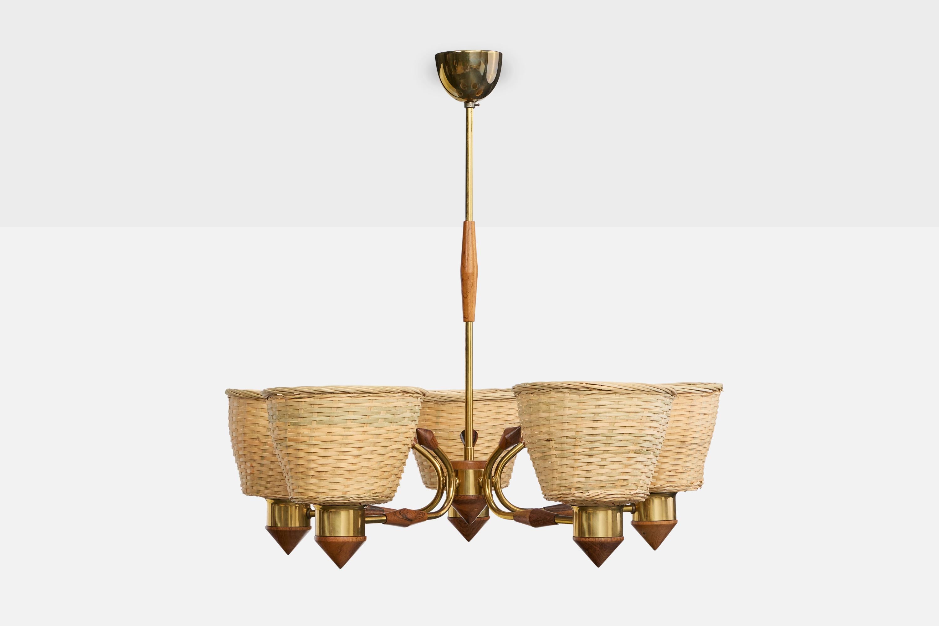 Suédois Designer suédois, lustre, laiton, bois, rotin, Suède, années 1950 en vente