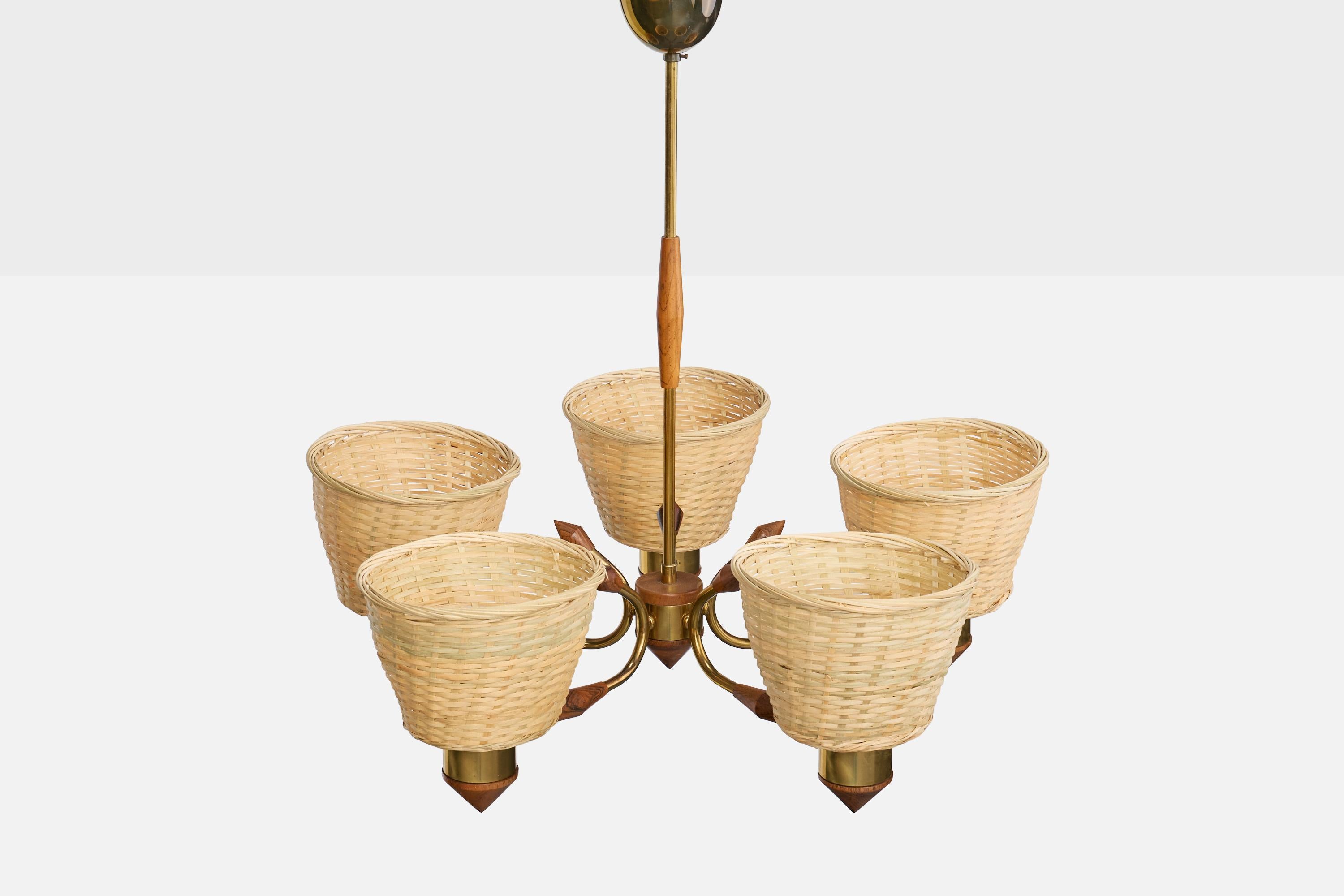 Designer suédois, lustre, laiton, bois, rotin, Suède, années 1950 Bon état - En vente à High Point, NC