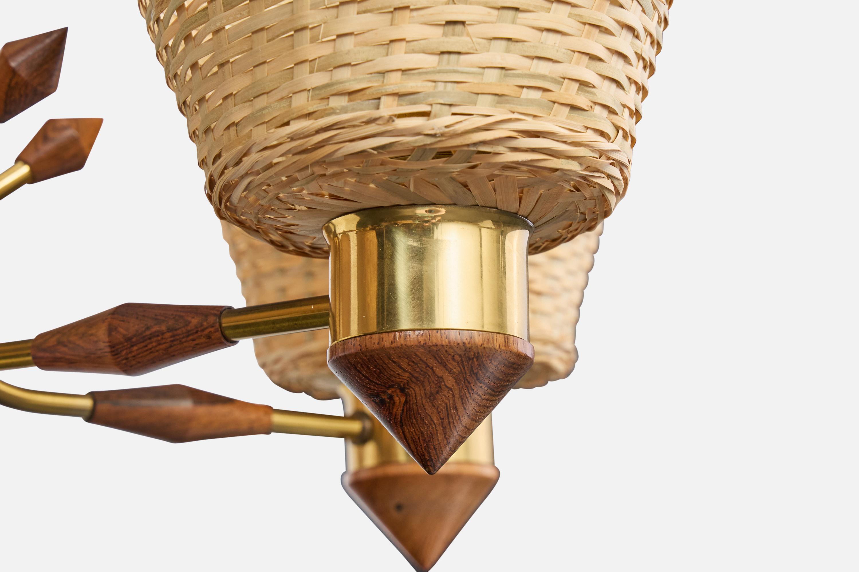 Laiton Designer suédois, lustre, laiton, bois, rotin, Suède, années 1950 en vente