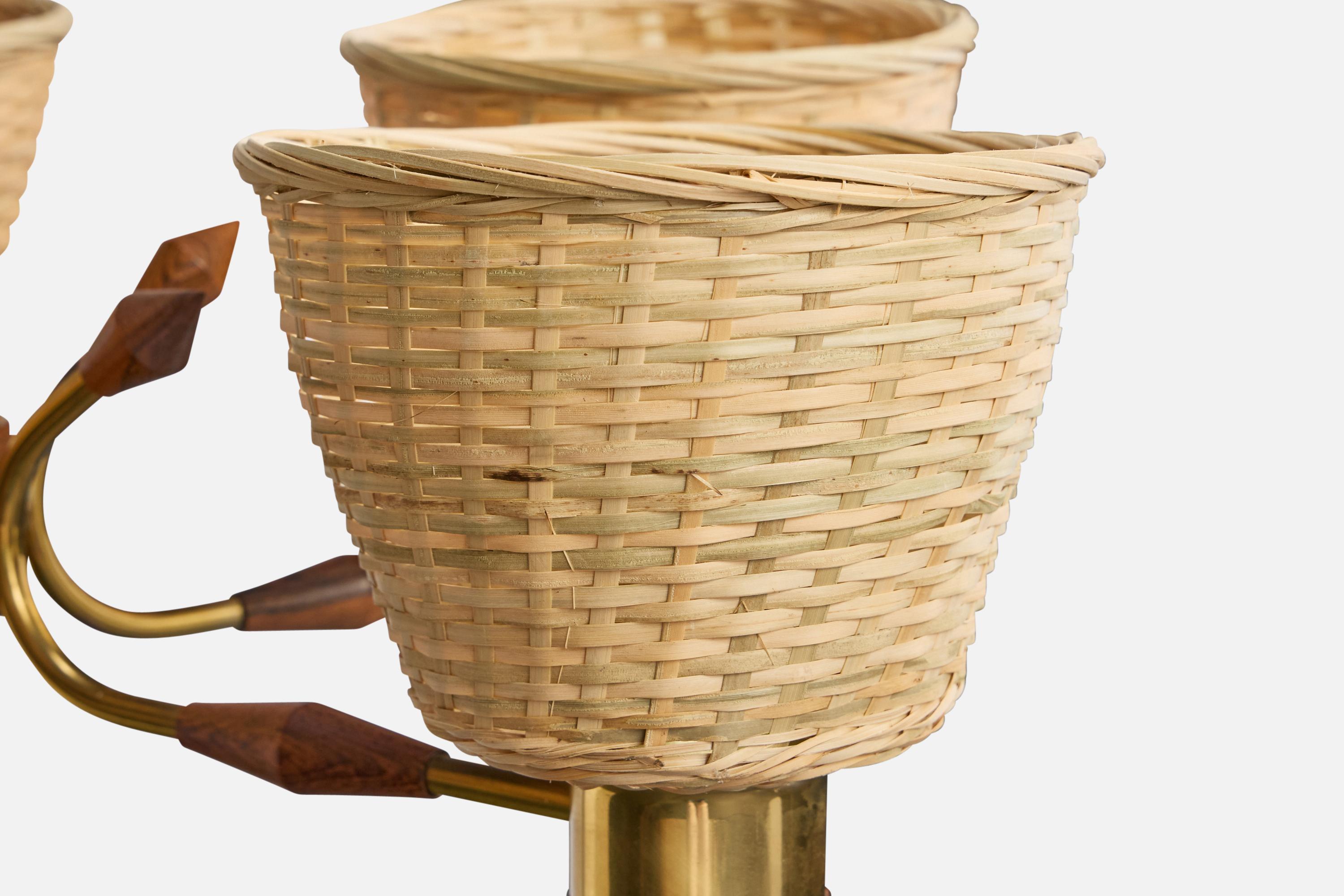 Designer suédois, lustre, laiton, bois, rotin, Suède, années 1950 en vente 1
