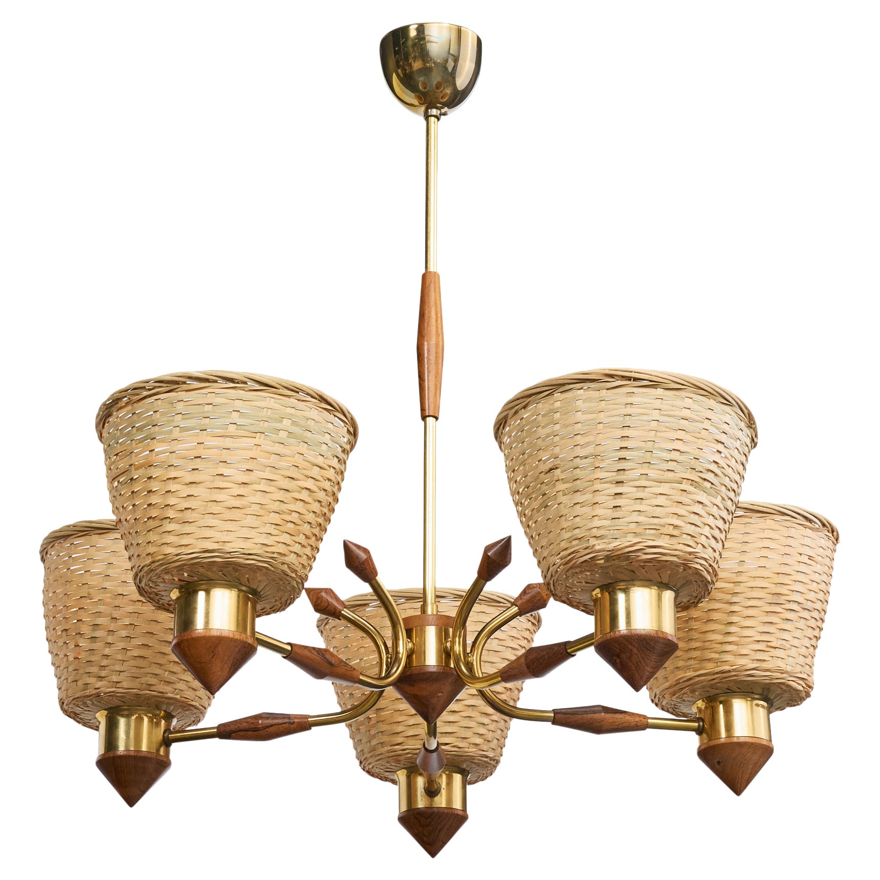 Designer suédois, lustre, laiton, bois, rotin, Suède, années 1950 en vente