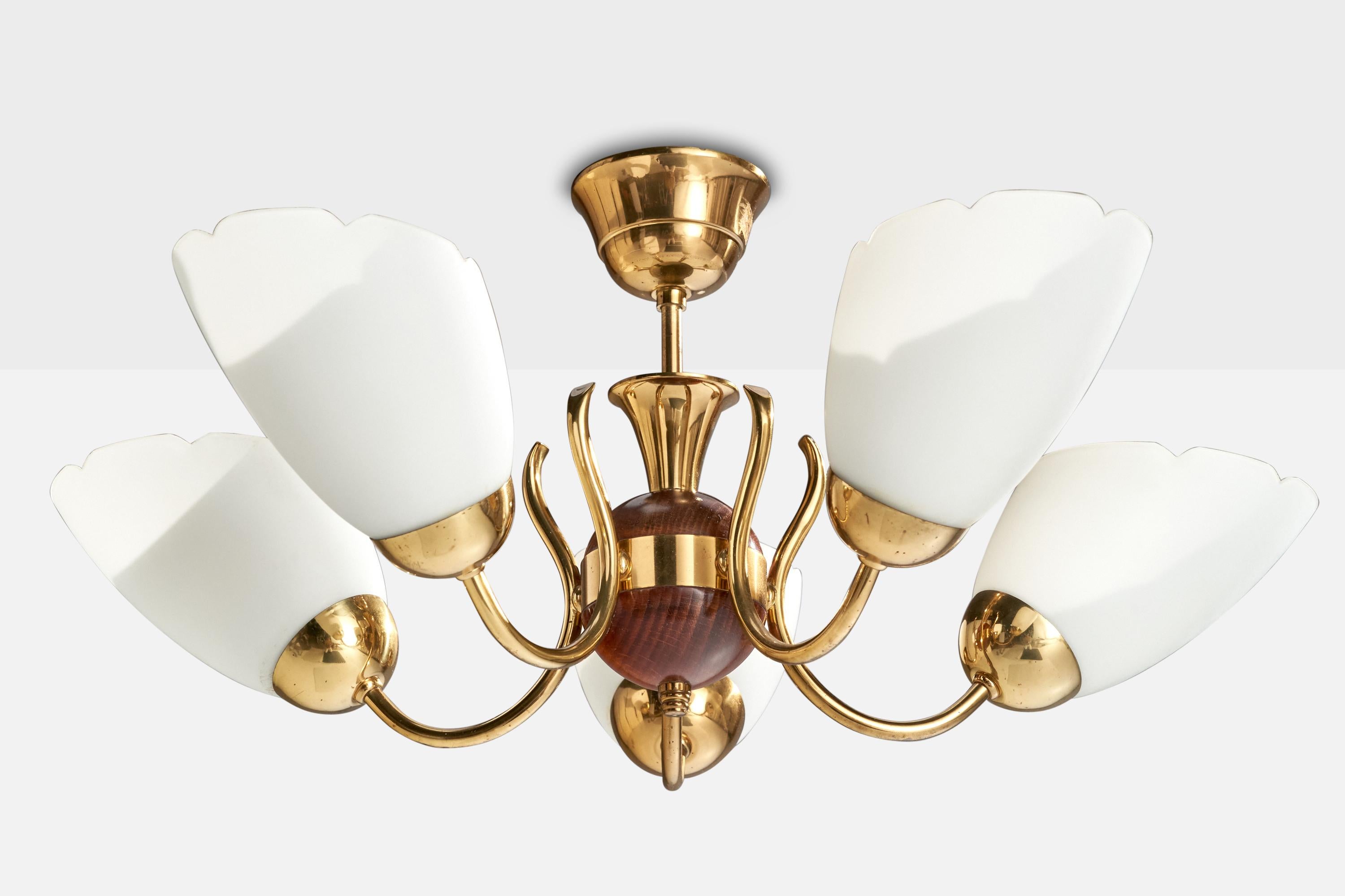 Lustre en laiton, bois et verre opalin blanc, conçu et produit en Suède, C.C. 1950.

Dimensions de l'auvent (pouces) : 2.5