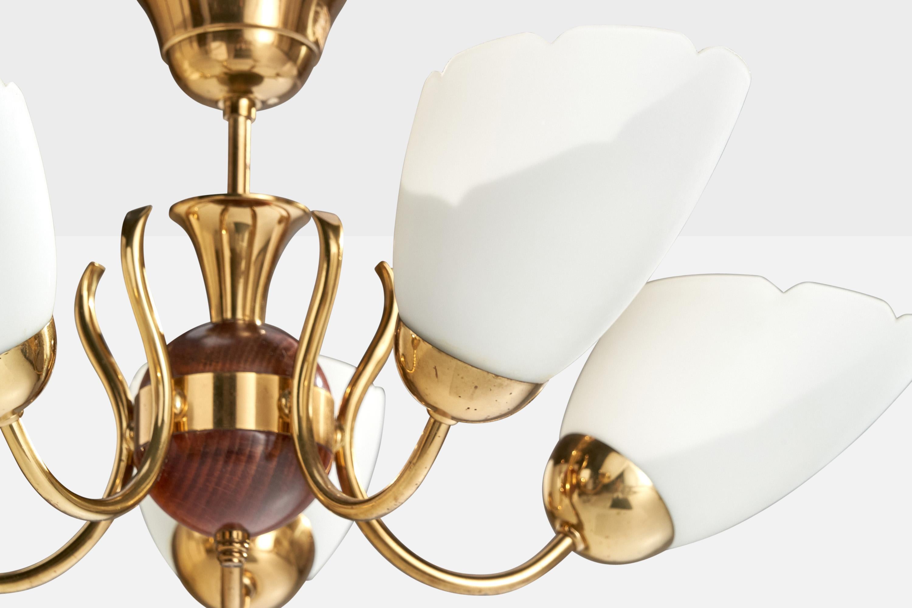 Milieu du XXe siècle Designer suédois, lustre, laiton, Wood, Suède, années 1950 en vente