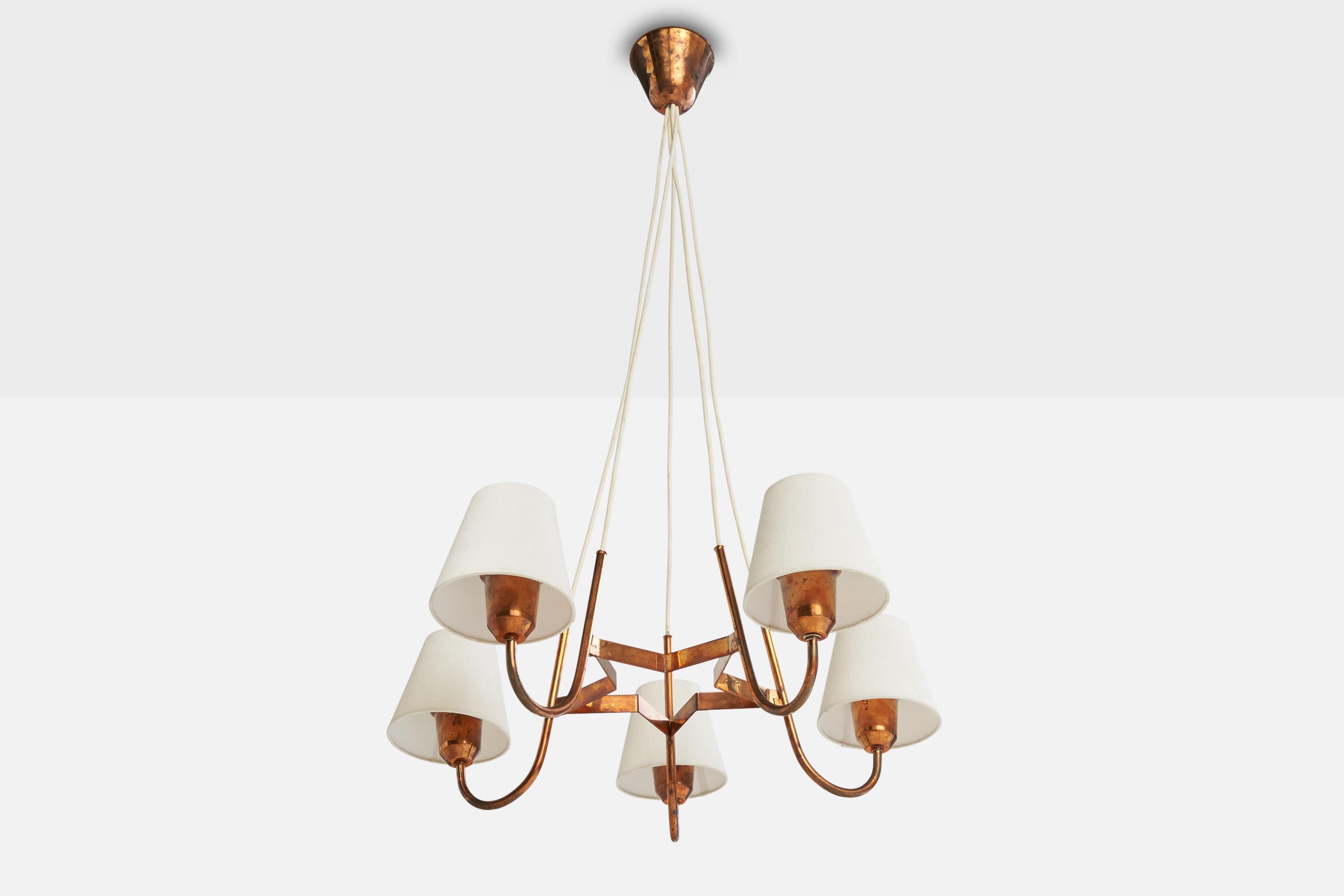 Lampadario in rame e tessuto bianco progettato e prodotto in Svezia, anni '40 circa.

Dimensioni complessive (pollici): 41,5