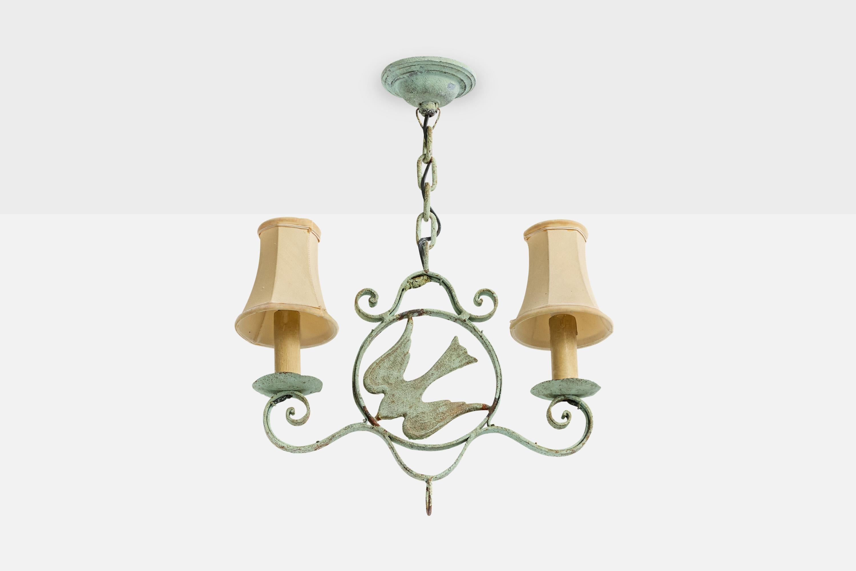 Lustre en fer peint en vert, en bakélite brune et en tissu blanc cassé, conçu et produit en Suède, vers les années 1930.

Une oxydation modérée est présente sur l'ensemble du pendentif.

Dimensions globales (pouces) : 19 