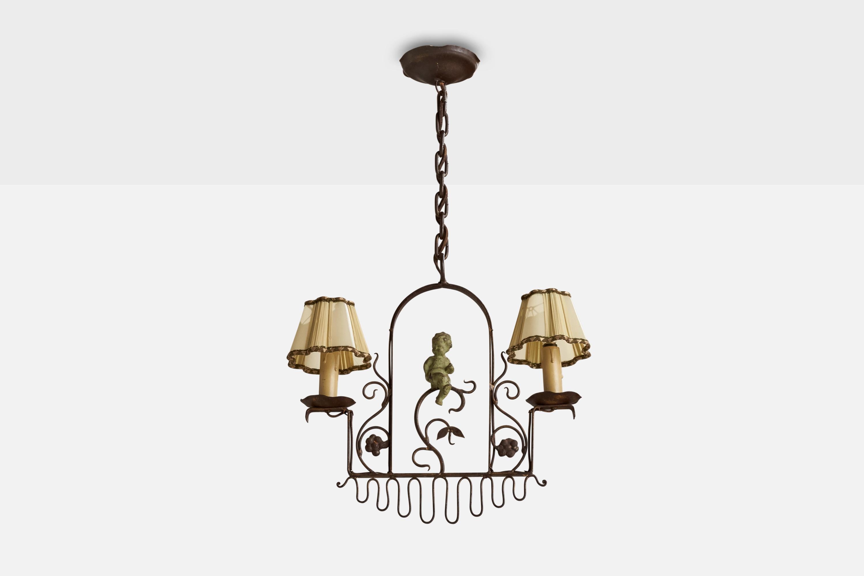 Lustre en fer, bakélite et tissu conçu et produit en Suède, C.C. 1940.

Abat-jour vintage en bon état.

Dimensions hors tout (pouces) : 27.75