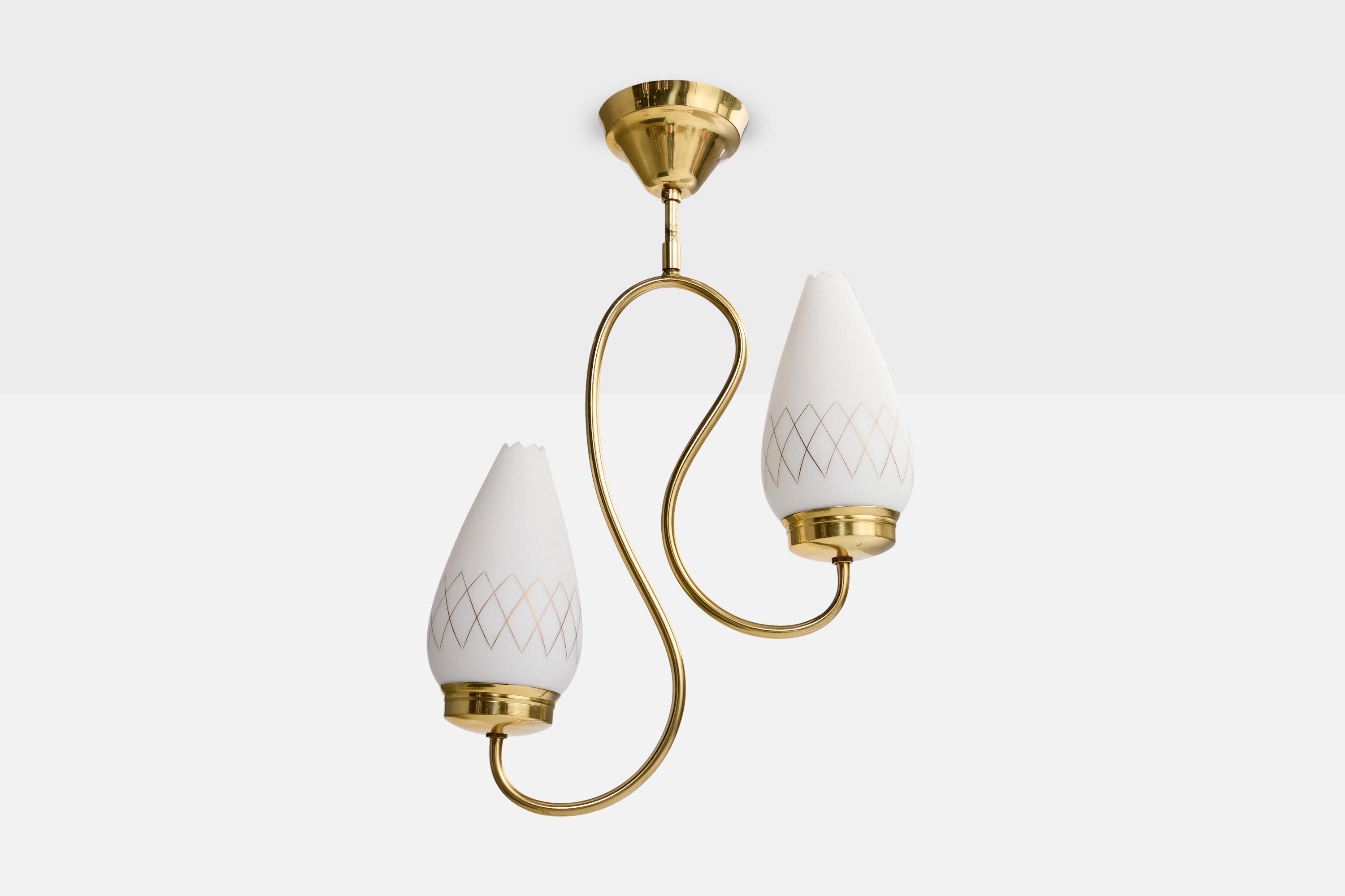 Lampadario in ottone e vetro opalino bianco dipinto d'oro progettato e prodotto in Svezia, anni '50 circa.

Dimensioni complessive (pollici): 19,0 