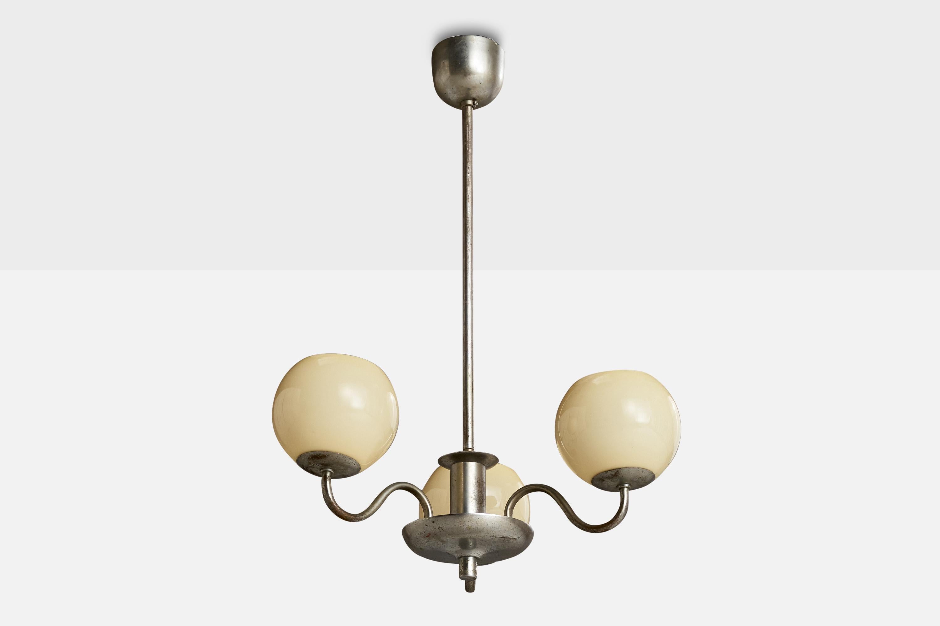 Lustre en nickel et verre opalin conçu et produit en Suède, C.C.

Dimensions globales (pouces) : 26.875