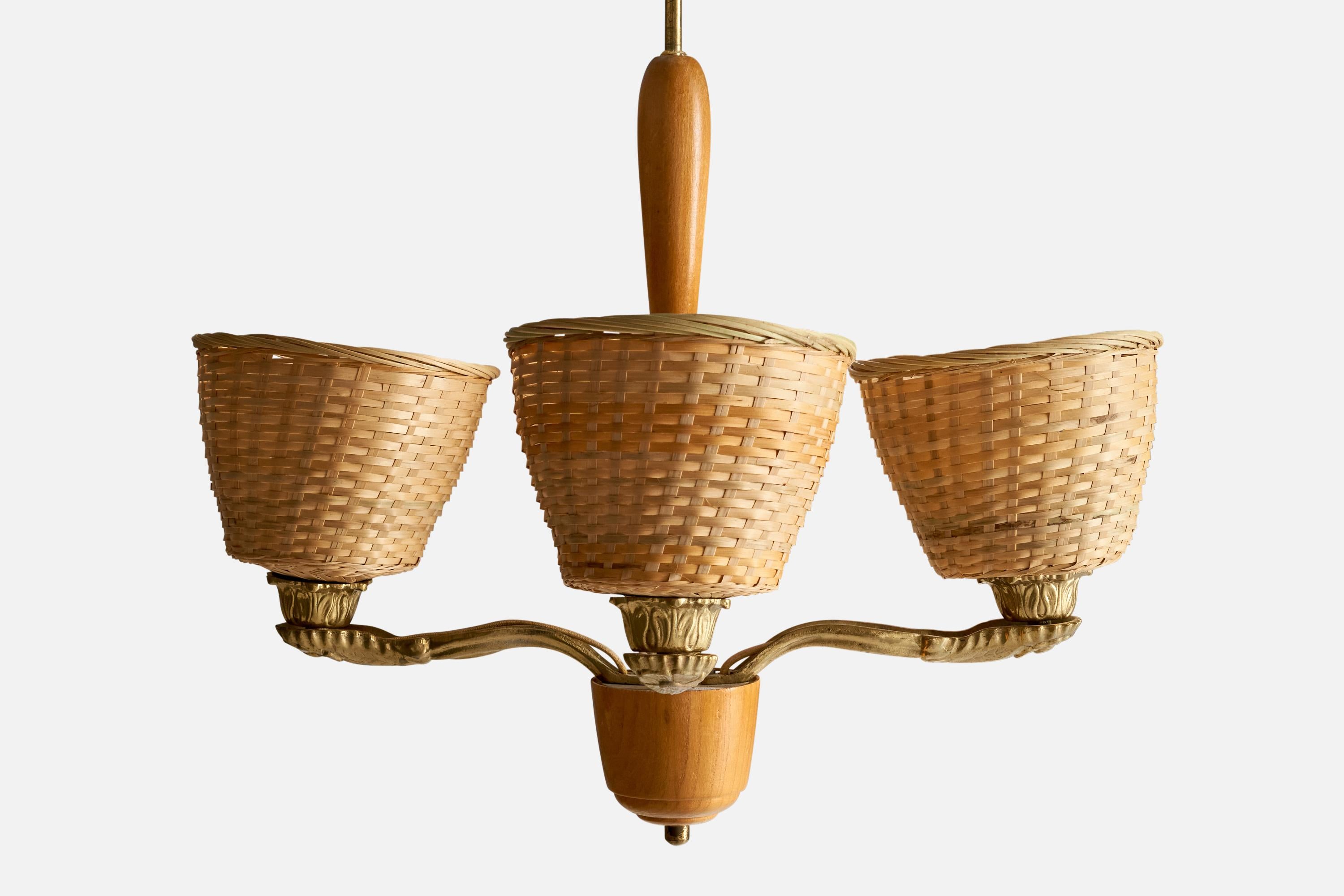 Designer suédois, lustre, chêne, laiton, rotin, Suède, années 1940 Bon état - En vente à High Point, NC