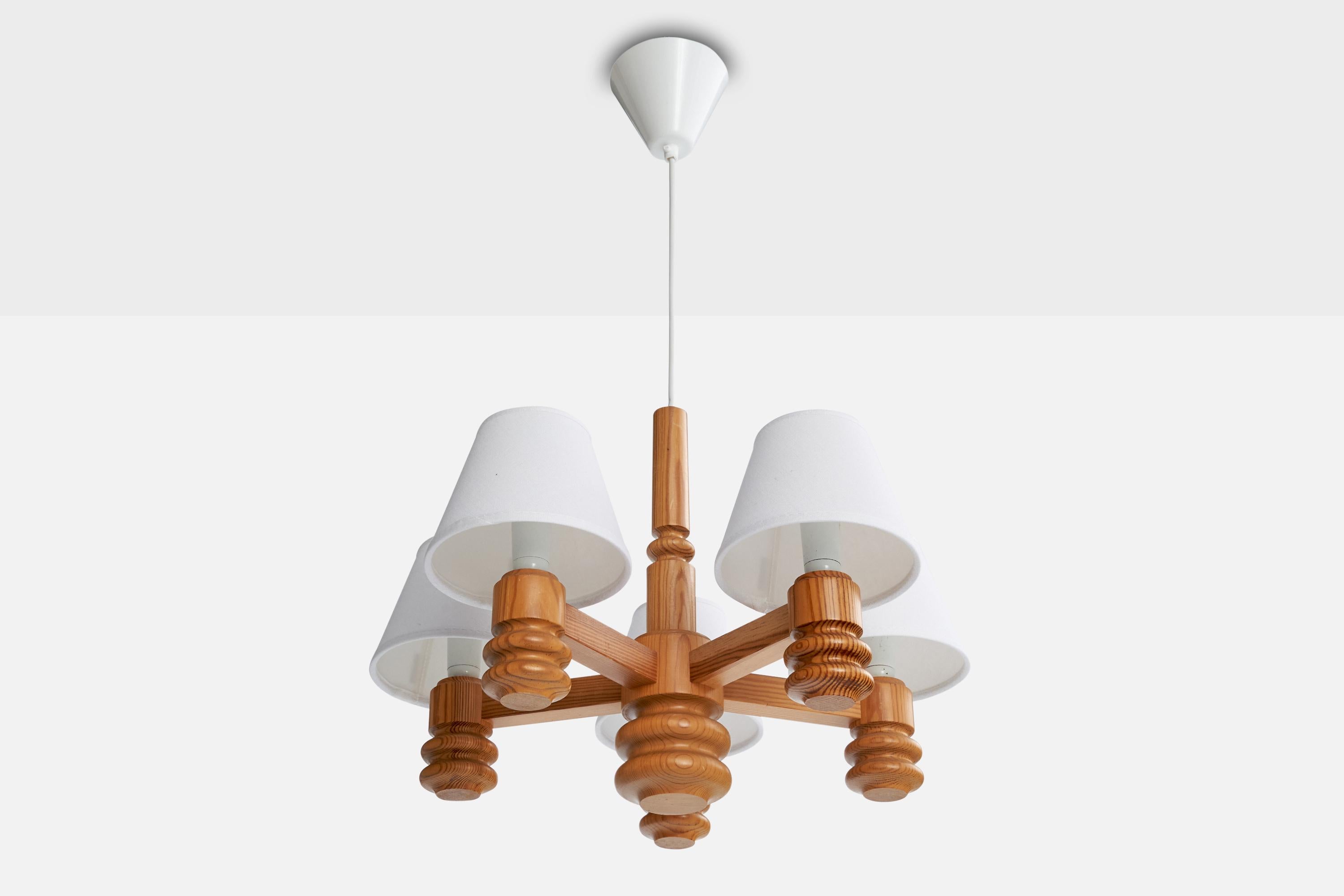 Lustre en pin et tissu blanc conçu et produit en Suède, C.C. 1970.

Dimensions globales (pouces) : 37