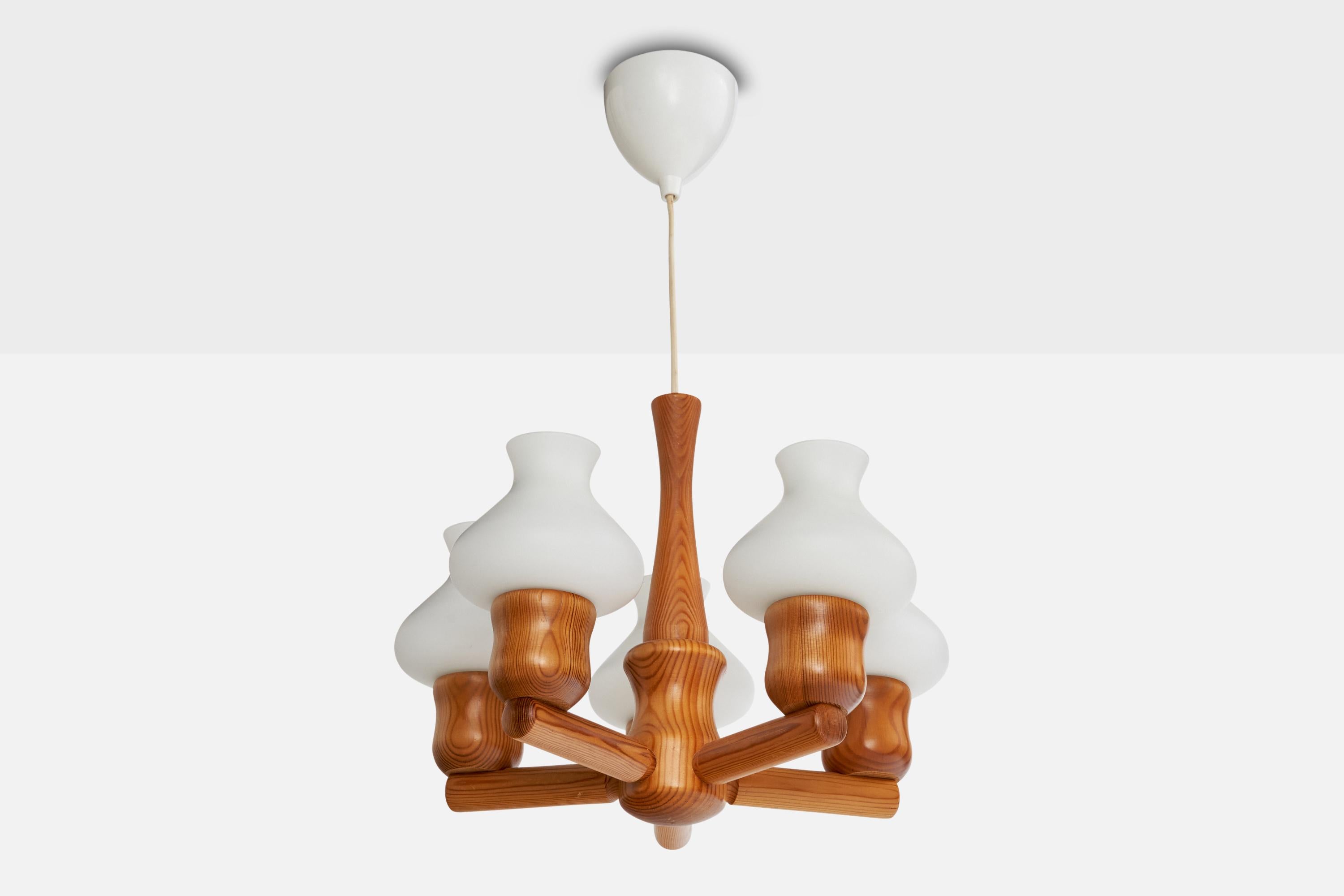 Lustre en pin et verre opalin blanc conçu et produit en Suède, C.C. 1970.

Dimensions globales (pouces) : 20