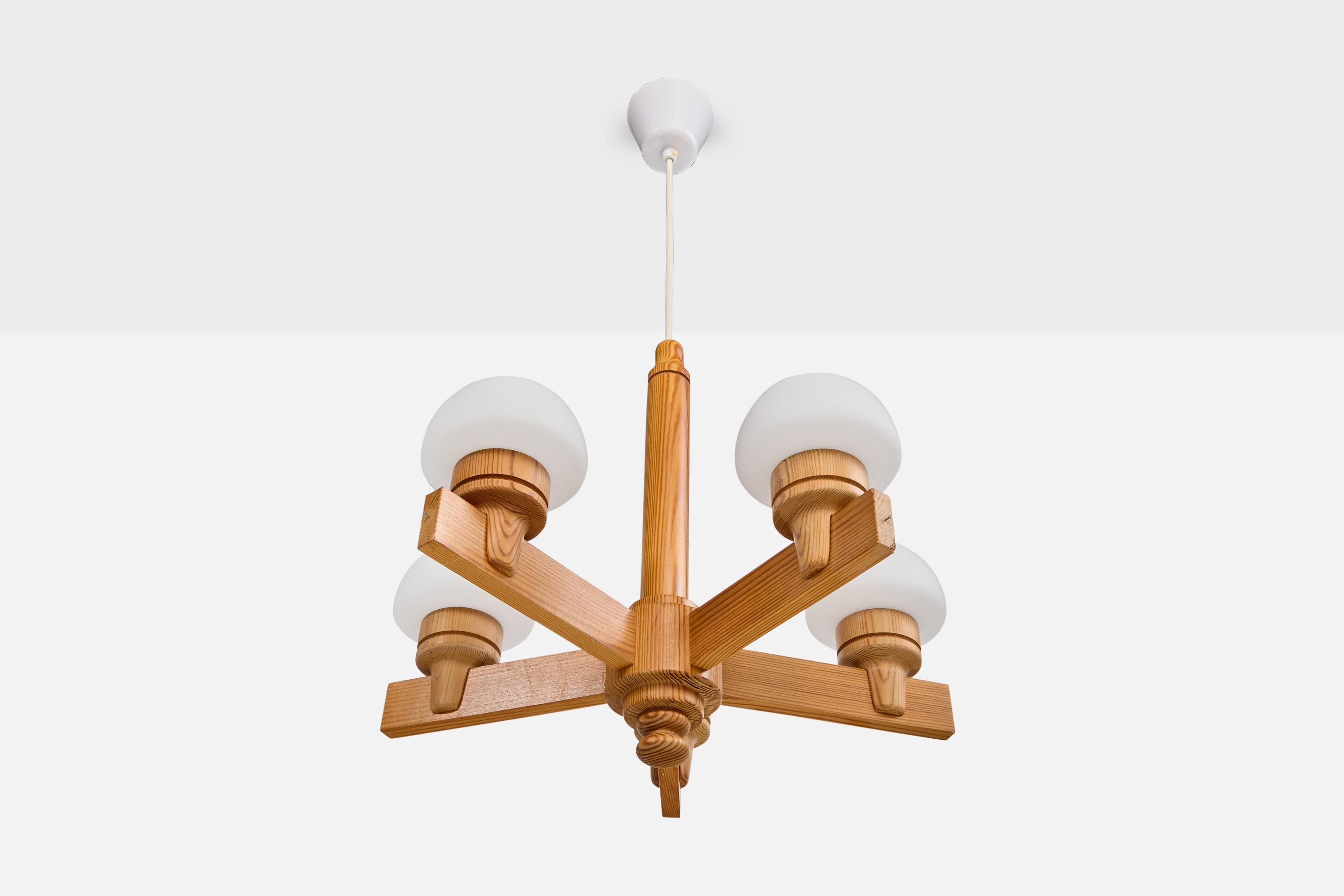 Lustre en pin, verre et verre opalin blanc conçu et produit en Suède, C.C.

Dimensions globales (pouces) : 31.75 