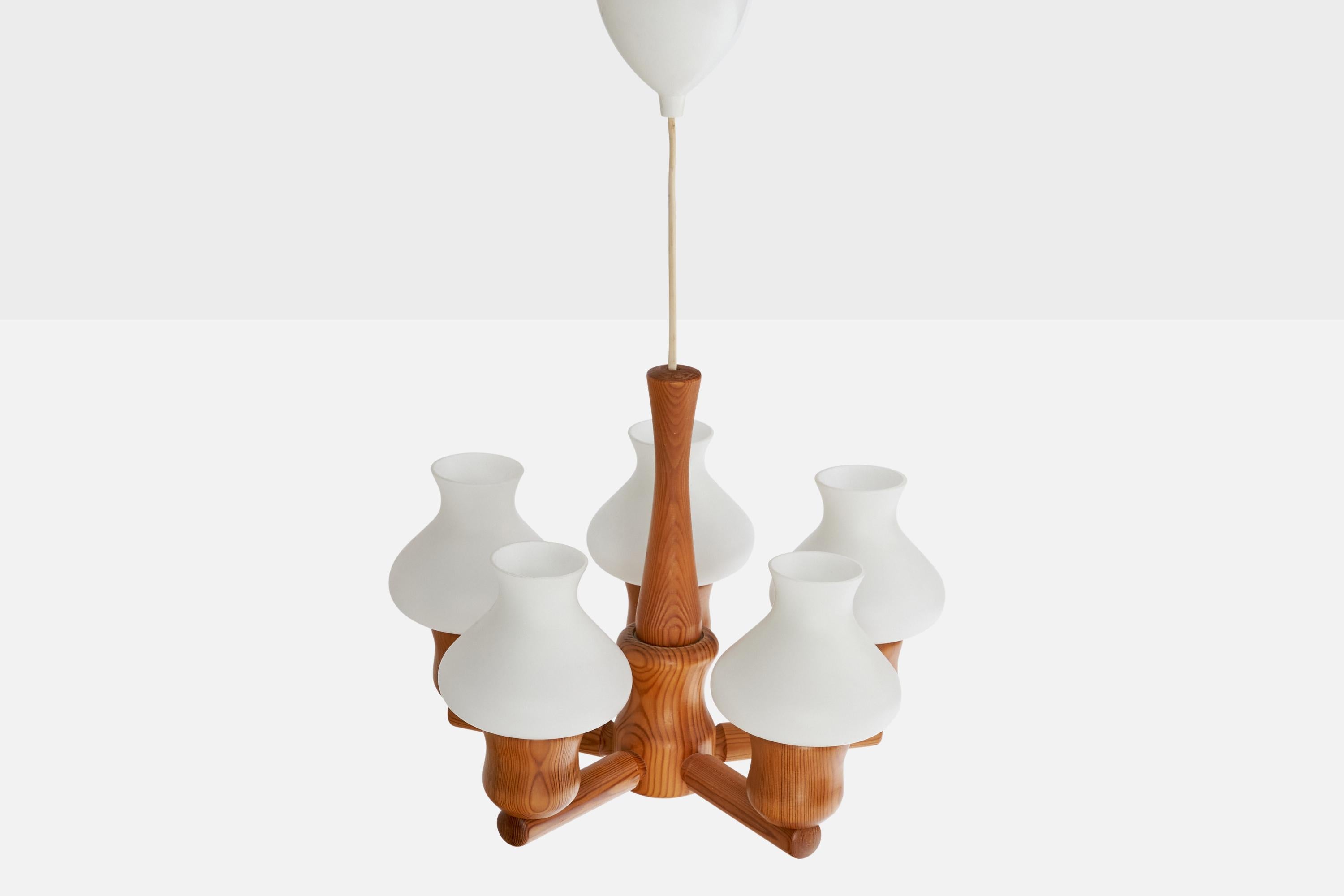 Designer suédois, lustre, pin, verre, Suède, 1970 Bon état - En vente à High Point, NC