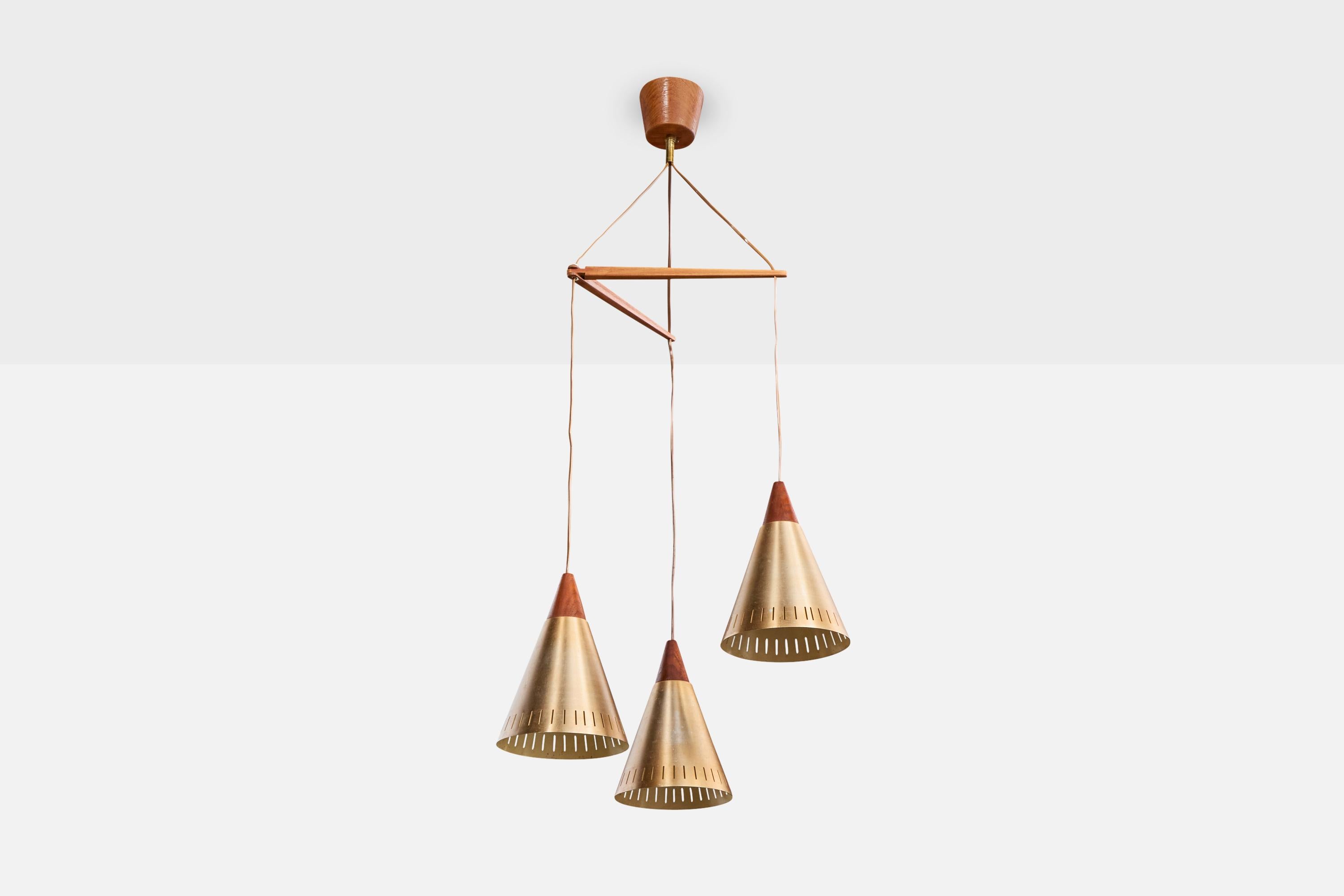 Lustre en laiton et en teck conçu et produit en Suède, C.1950.

Dimensions globales (pouces) : 41 