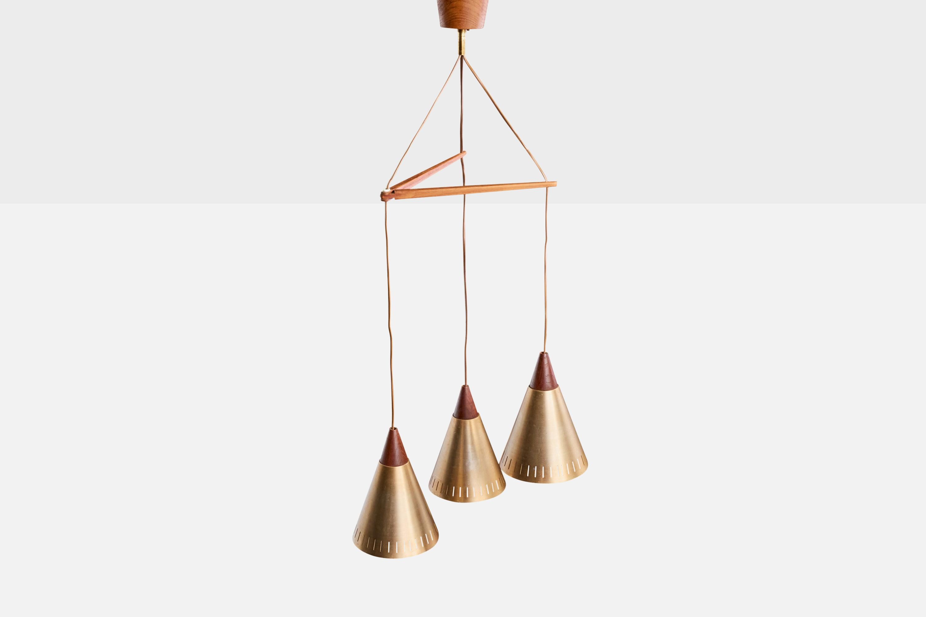 Suédois Lustre de designer suédois, teck, laiton, Suède, années 1950 en vente