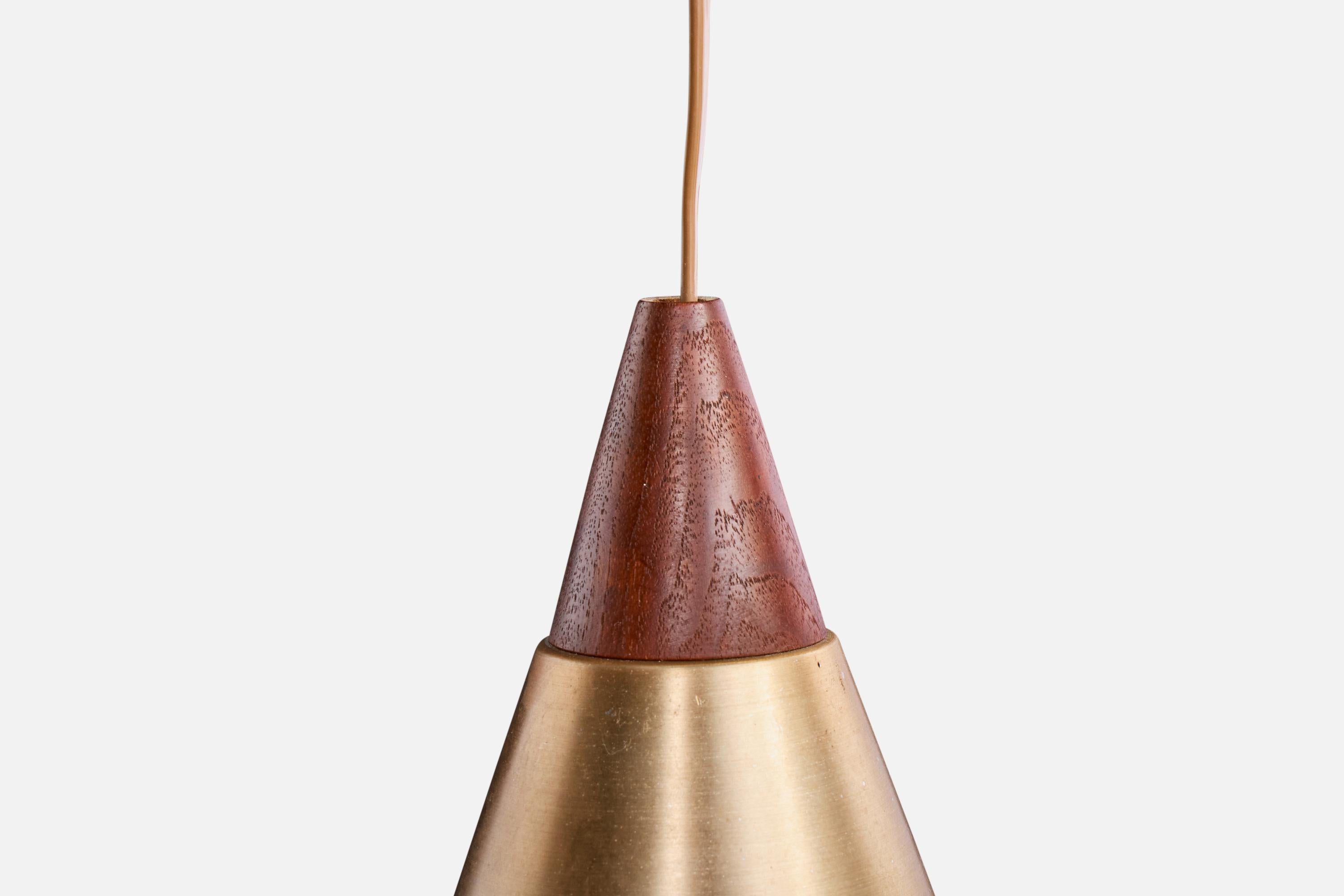 Laiton Lustre de designer suédois, teck, laiton, Suède, années 1950 en vente