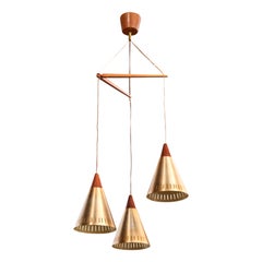 Lustre de designer suédois, teck, laiton, Suède, années 1950