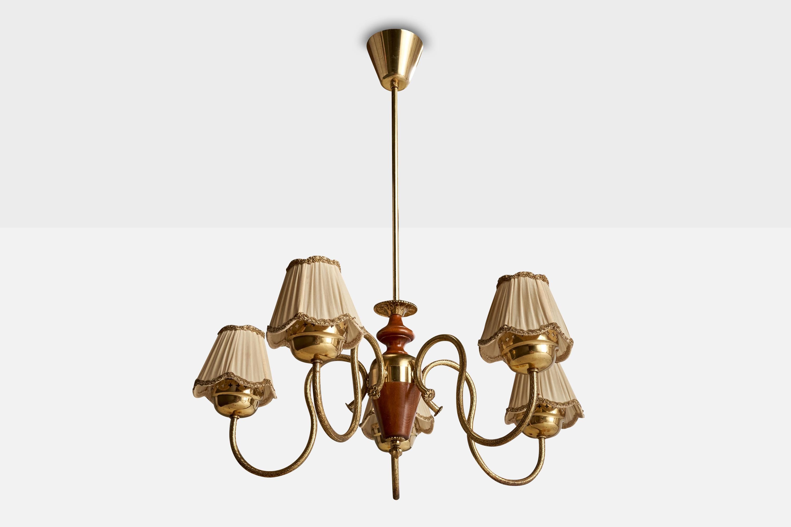 Lustre en laiton, bois teinté foncé et tissu, conçu et produit en Suède, c.C. 1940.

Dimensions globales (pouces) : 27.375