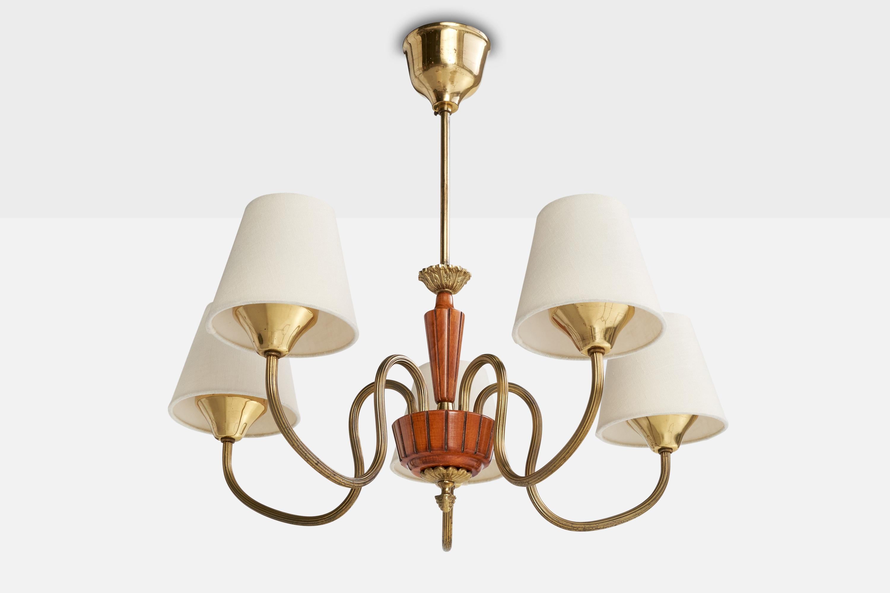 Lustre en laiton, bois teinté et tissu blanc, conçu et produit en Suède, vers les années 1940.

Dimensions globales (pouces) : 19.5