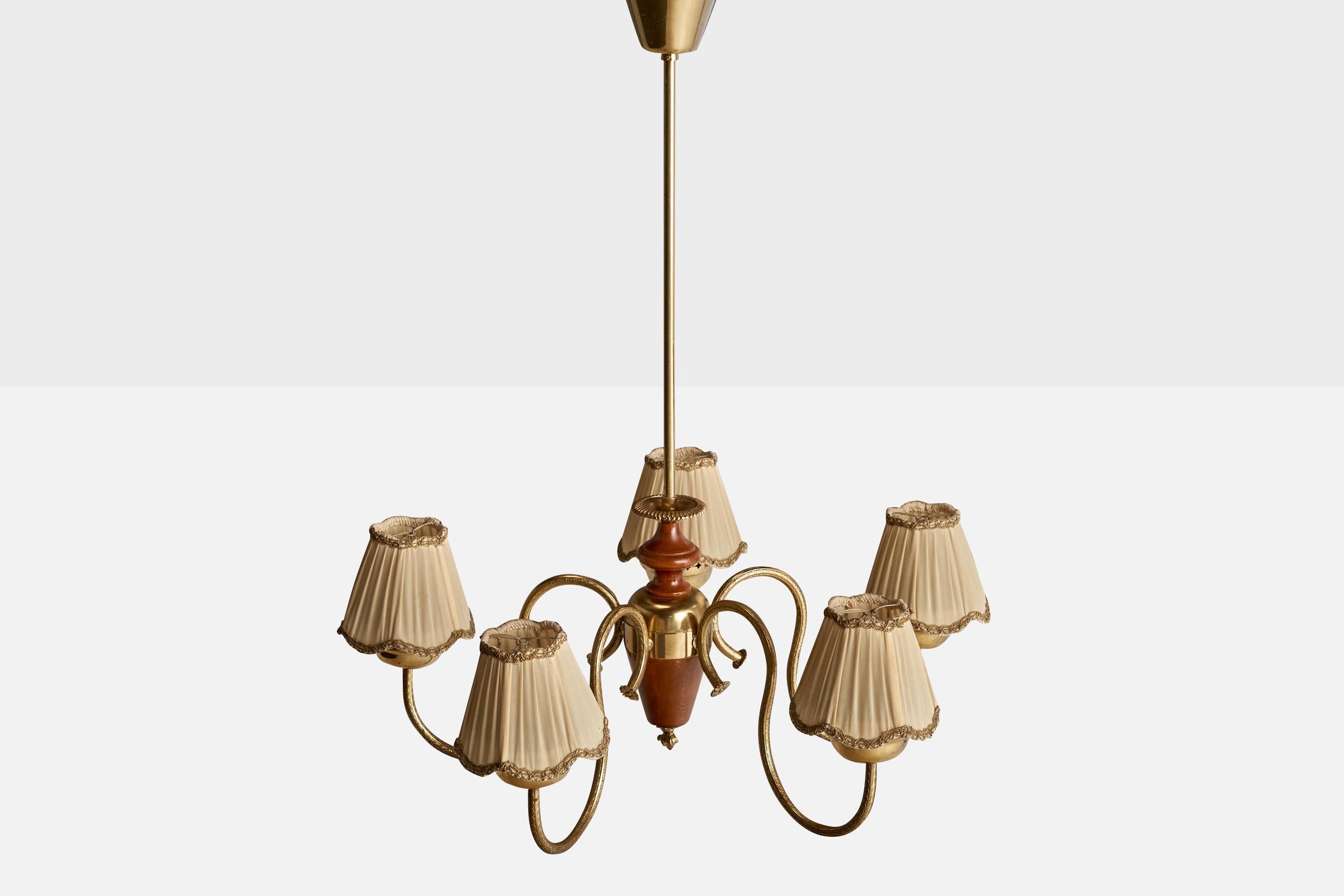 Suédois Lustre de designer suédois, bois, laiton, tissu, Suède, années 1940 en vente