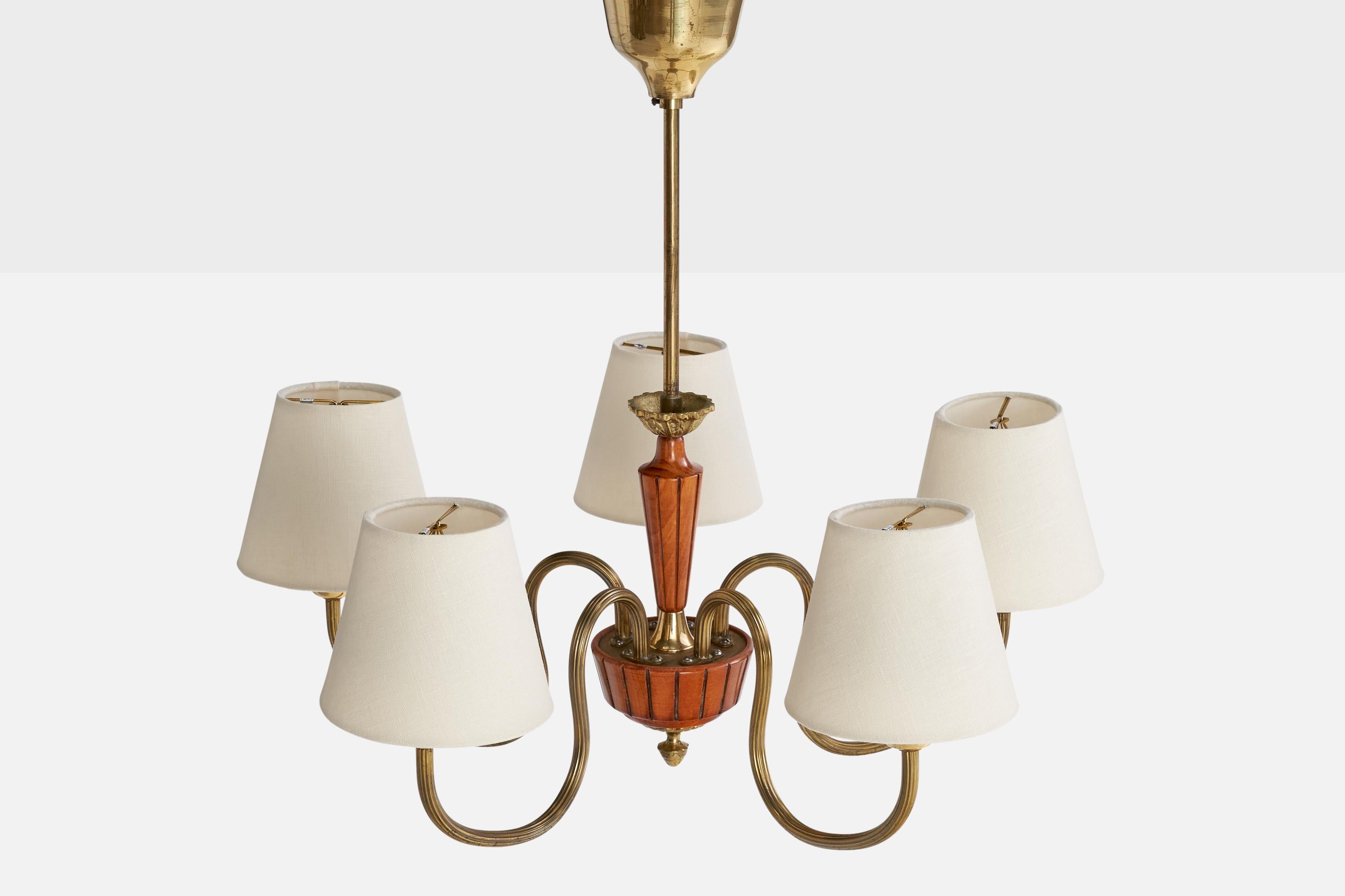 Suédois Lustre de designer suédois, bois, laiton, tissu, Suède, années 1940 en vente