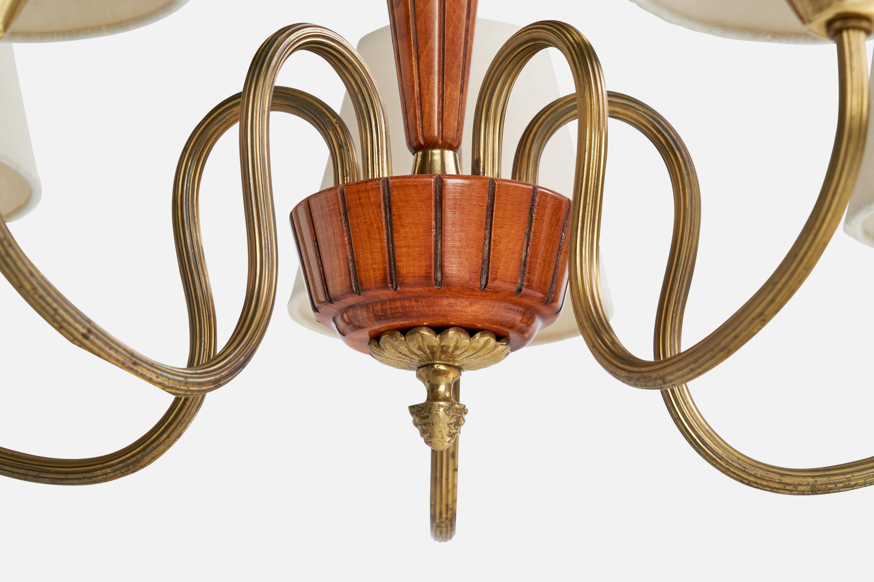 Laiton Lustre de designer suédois, bois, laiton, tissu, Suède, années 1940 en vente
