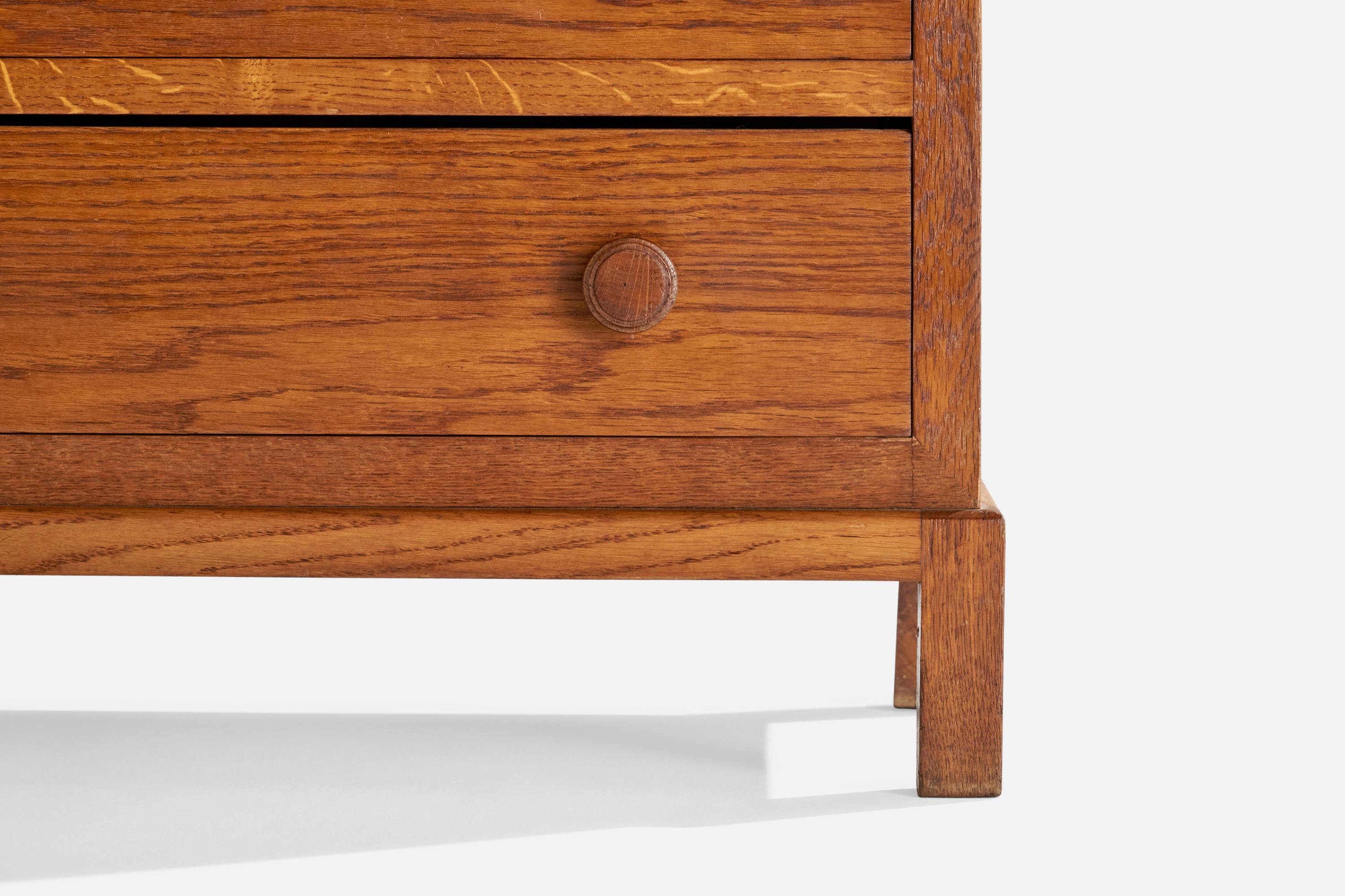 Schwedische Designerin, Kommode, Eiche, Schweden, 1940er Jahre im Zustand „Gut“ im Angebot in High Point, NC