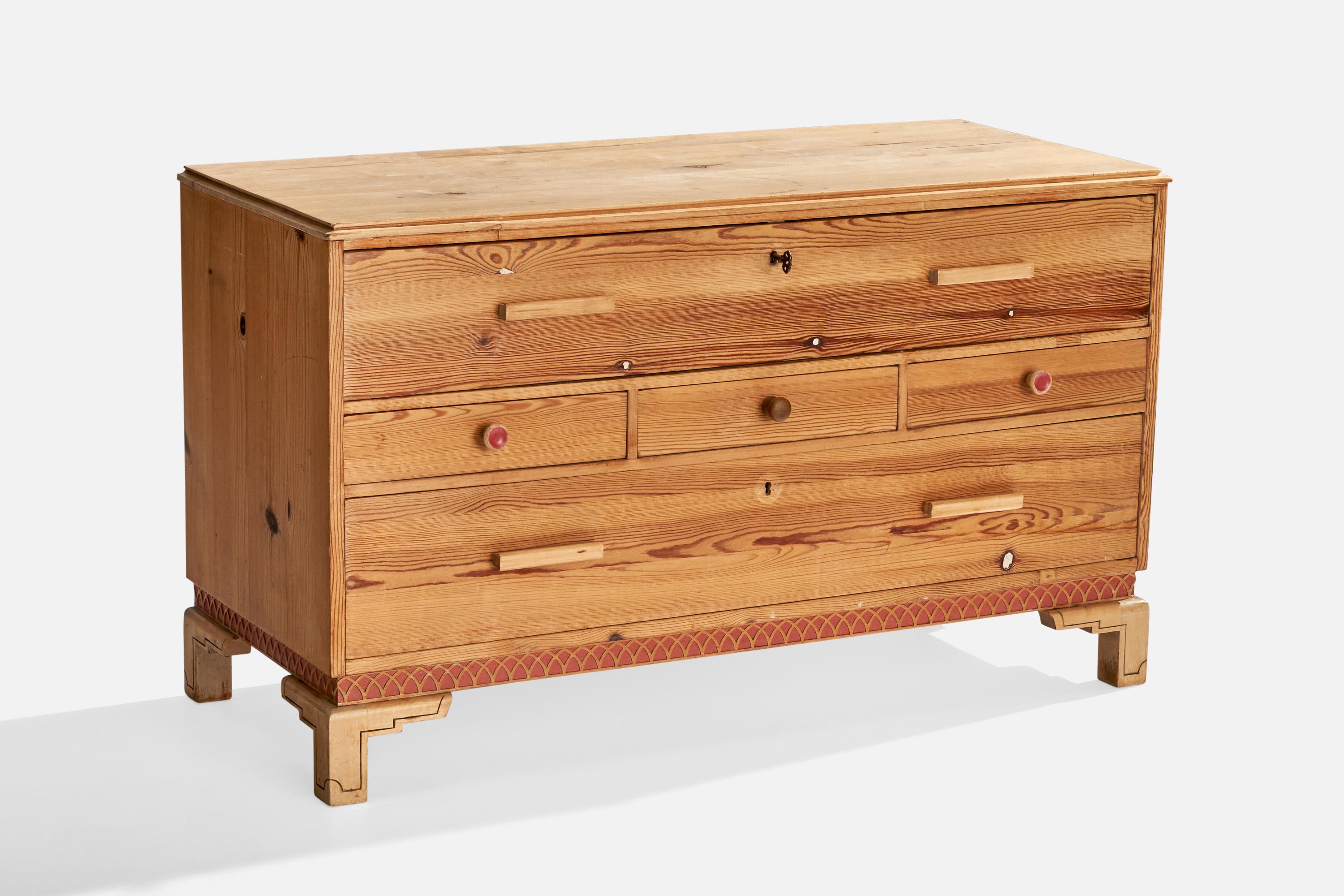 Commode en pin conçue et fabriquée en Suède, c. années 1940.

Dimensions : 25.75