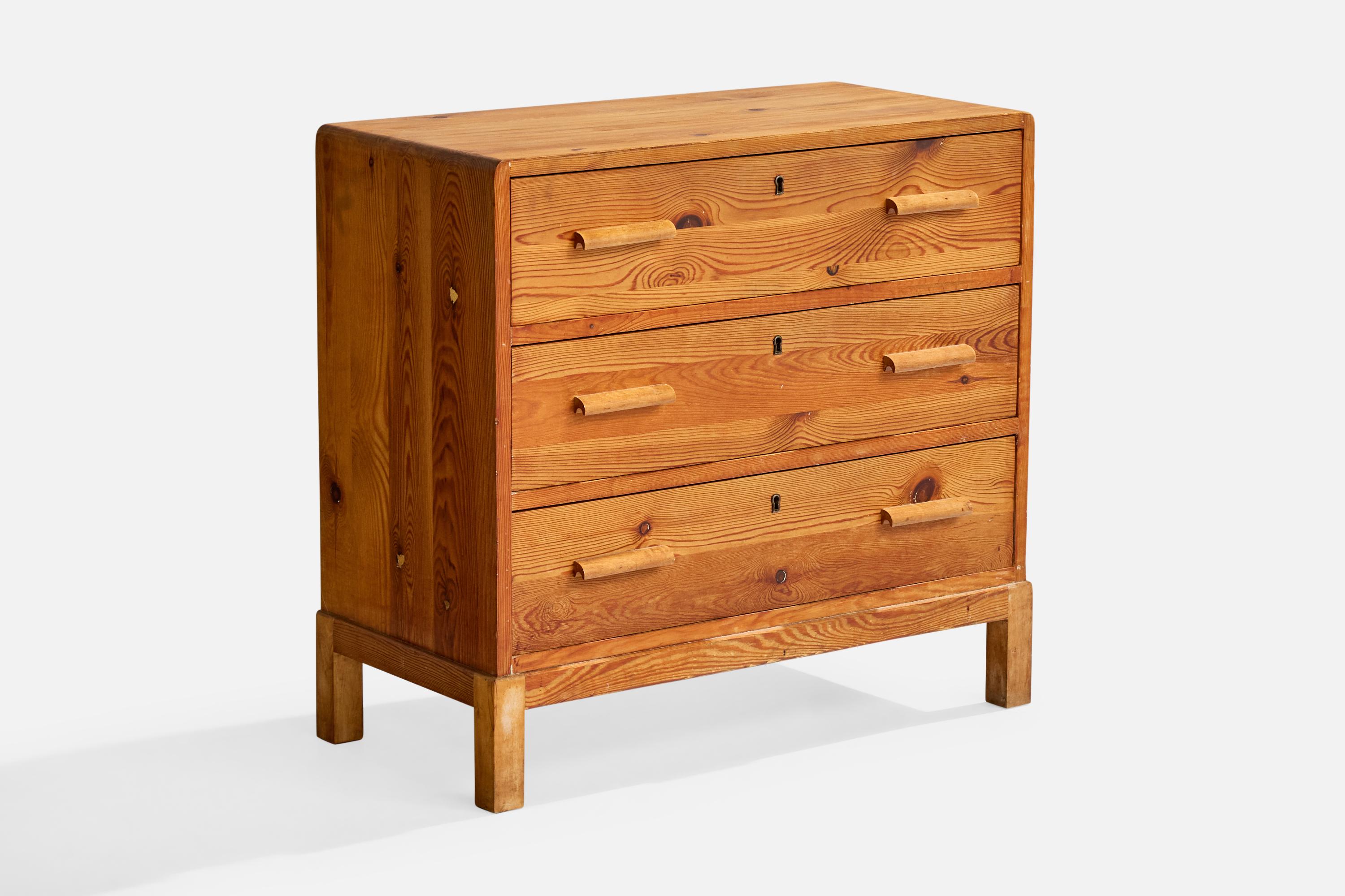 Commode en pin conçue et fabriquée en Suède, c. années 1940.

Usure modérée du bois en fonction de l'âge et de l'utilisation.

Dimensions globales (pouces) : 27.75 