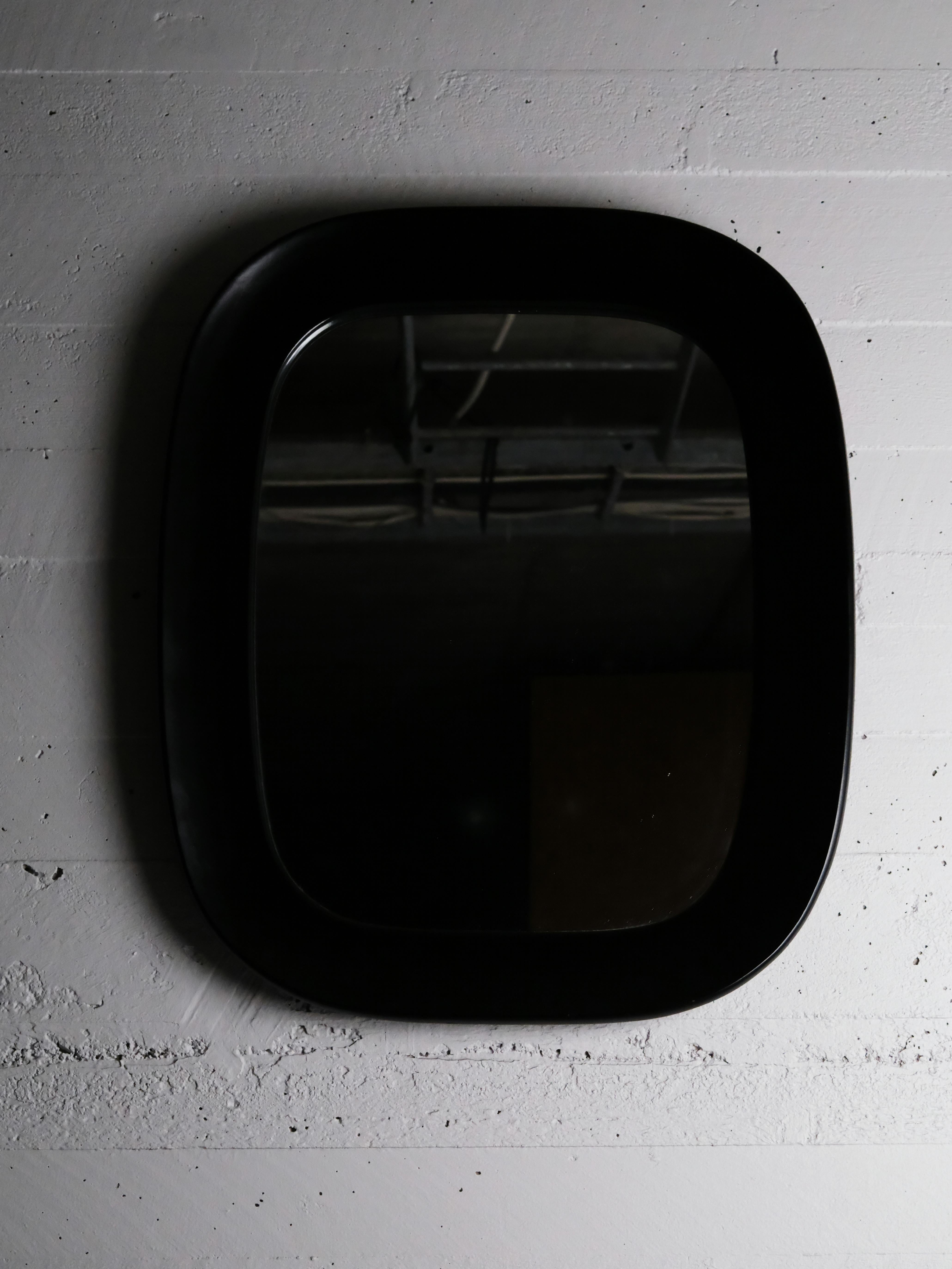 Miroir mural réalisé par un designer inconnu pour Glas &Trä I Hovmantorp, Suède, dans les années 1950.

Fabriqué en chêne laqué noir. 