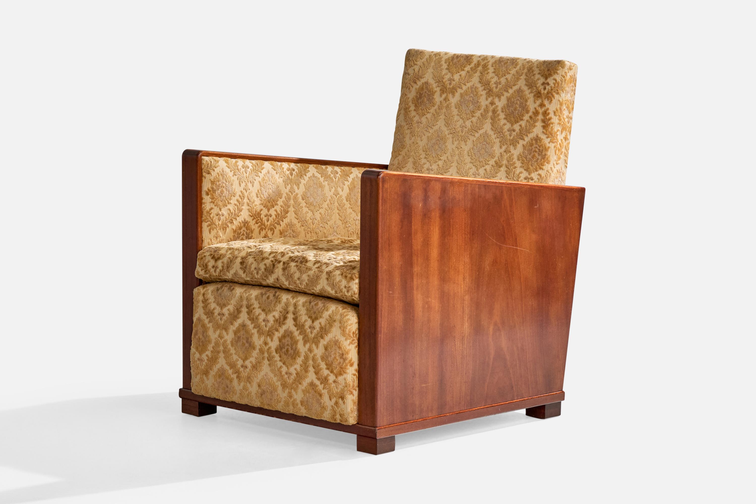 Diseñador sueco, Silla Club, Nogal, Tela, Suecia, años 30 en Bueno estado para la venta en High Point, NC