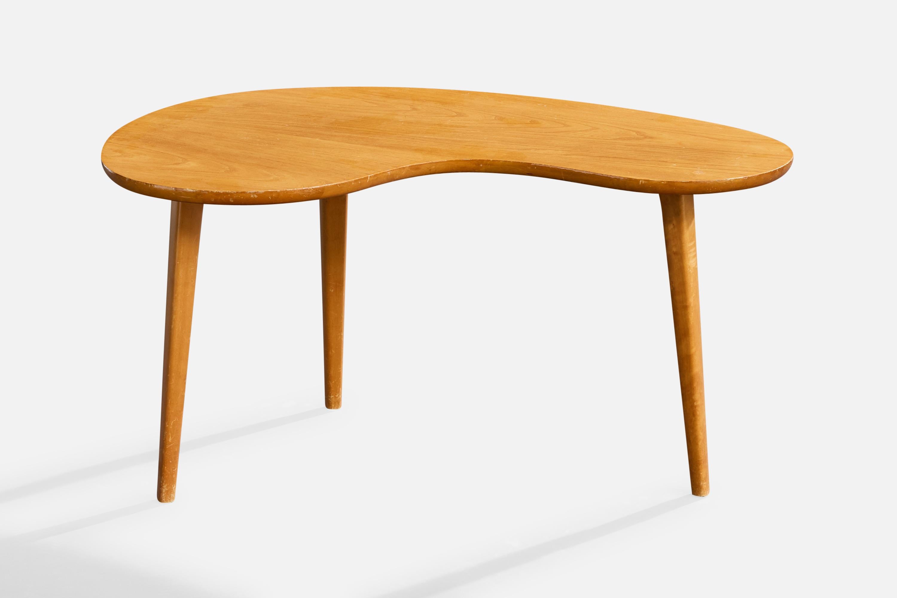 Table basse ou table d'appoint en chêne et bouleau, conçue et fabriquée en Suède, C.C.

Les pieds présentent des éraflures modérées.

Dimensions globales (pouces) : 20.5 