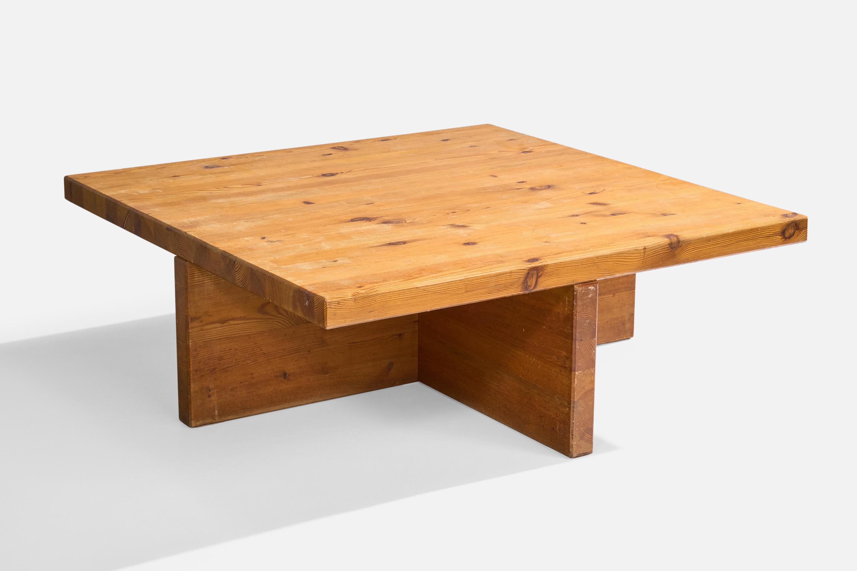 Großer Couchtisch aus Kiefernholz, entworfen und hergestellt in Schweden, ca. 1970er Jahre.

Leichte Kratzer und Verfärbungen auf der Tischplatte.

Abmessungen: 17,625