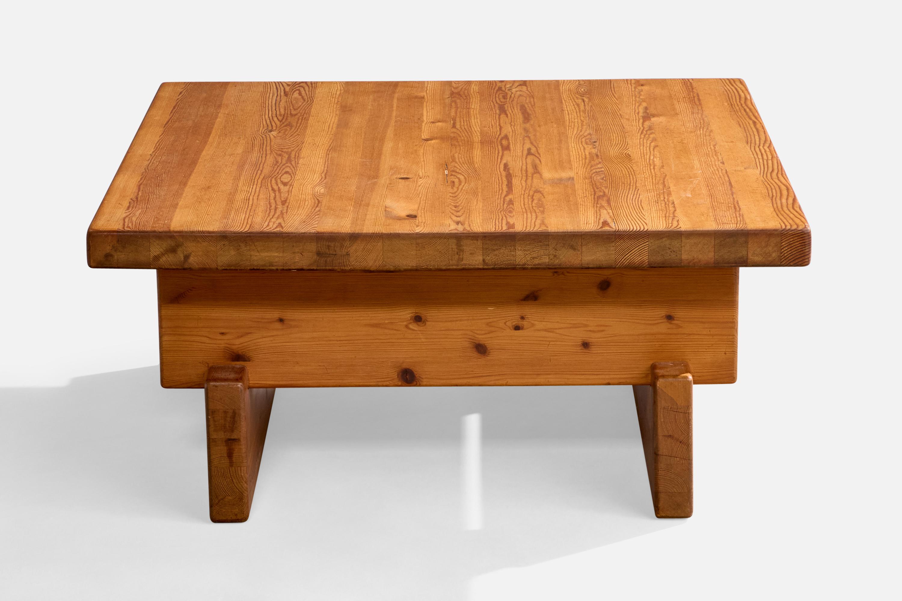 Schwedischer Designer, Couchtisch, Kiefernholz, Schweden, 1970er Jahre im Zustand „Gut“ im Angebot in High Point, NC