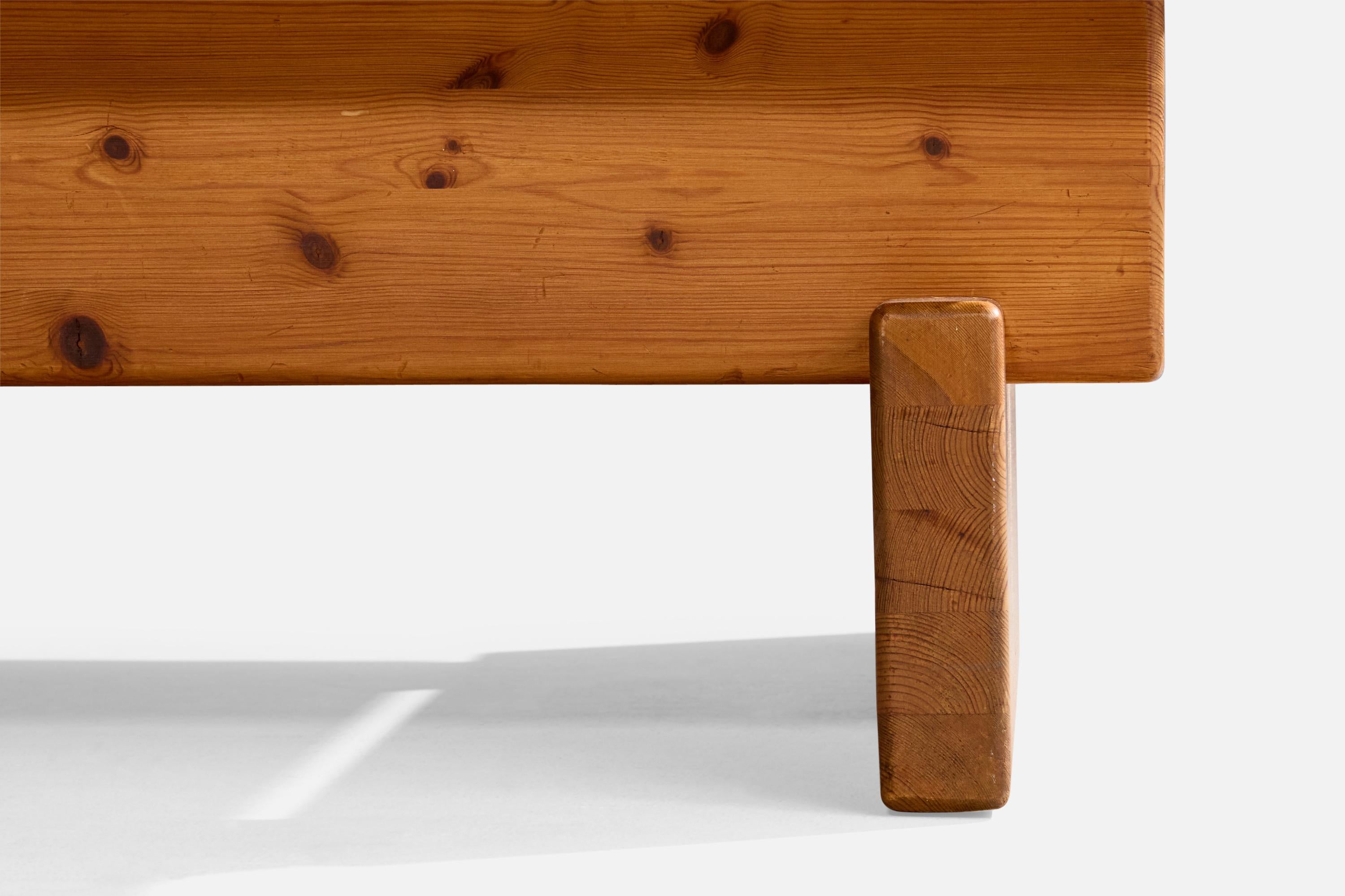 Schwedischer Designer, Couchtisch, Kiefernholz, Schweden, 1970er Jahre im Angebot 3