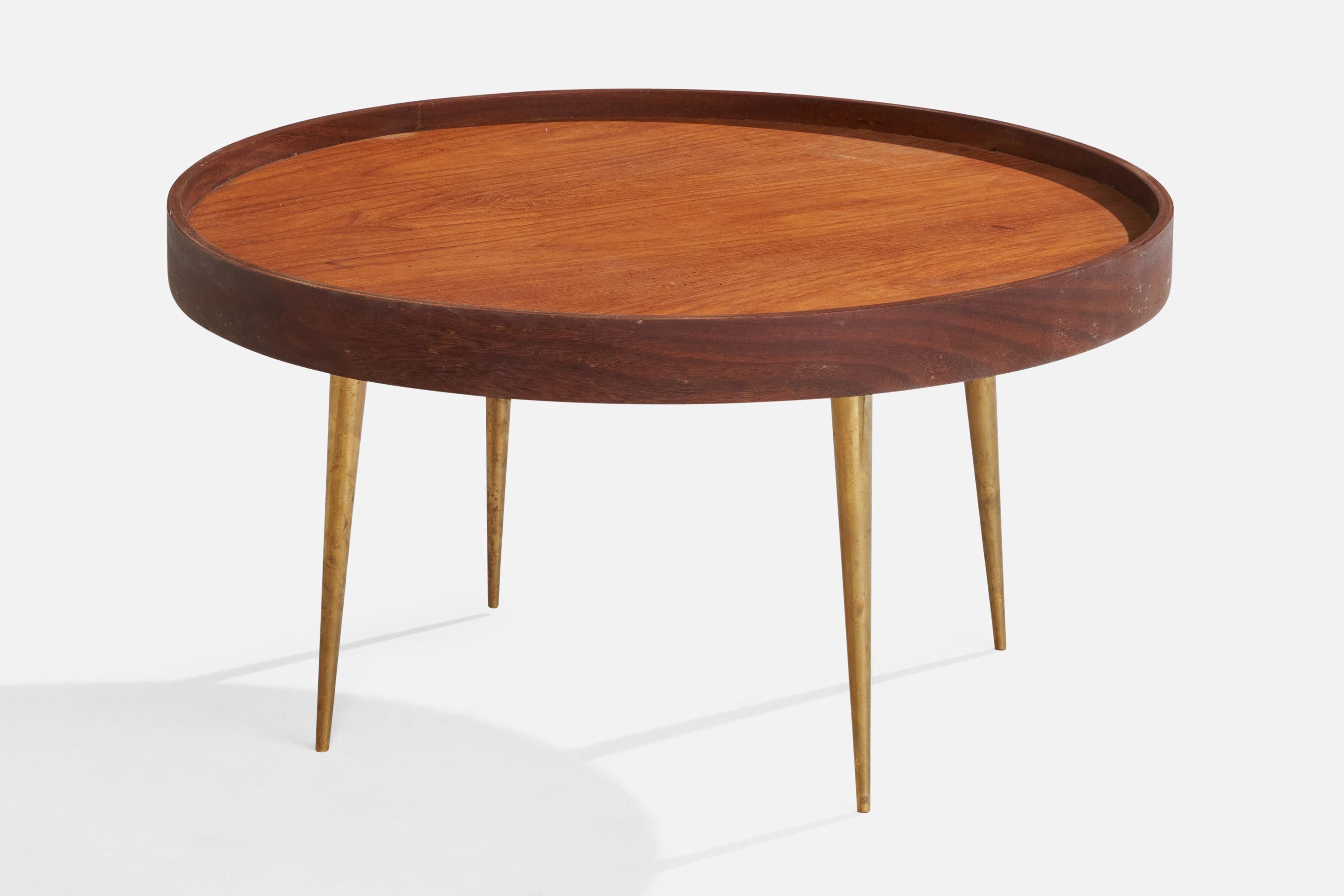 Kleiner Couchtisch oder Beistelltisch aus Teakholz und Messing, entworfen und hergestellt in Schweden, ca. 1950er Jahre.

Abmessungen: 12,7